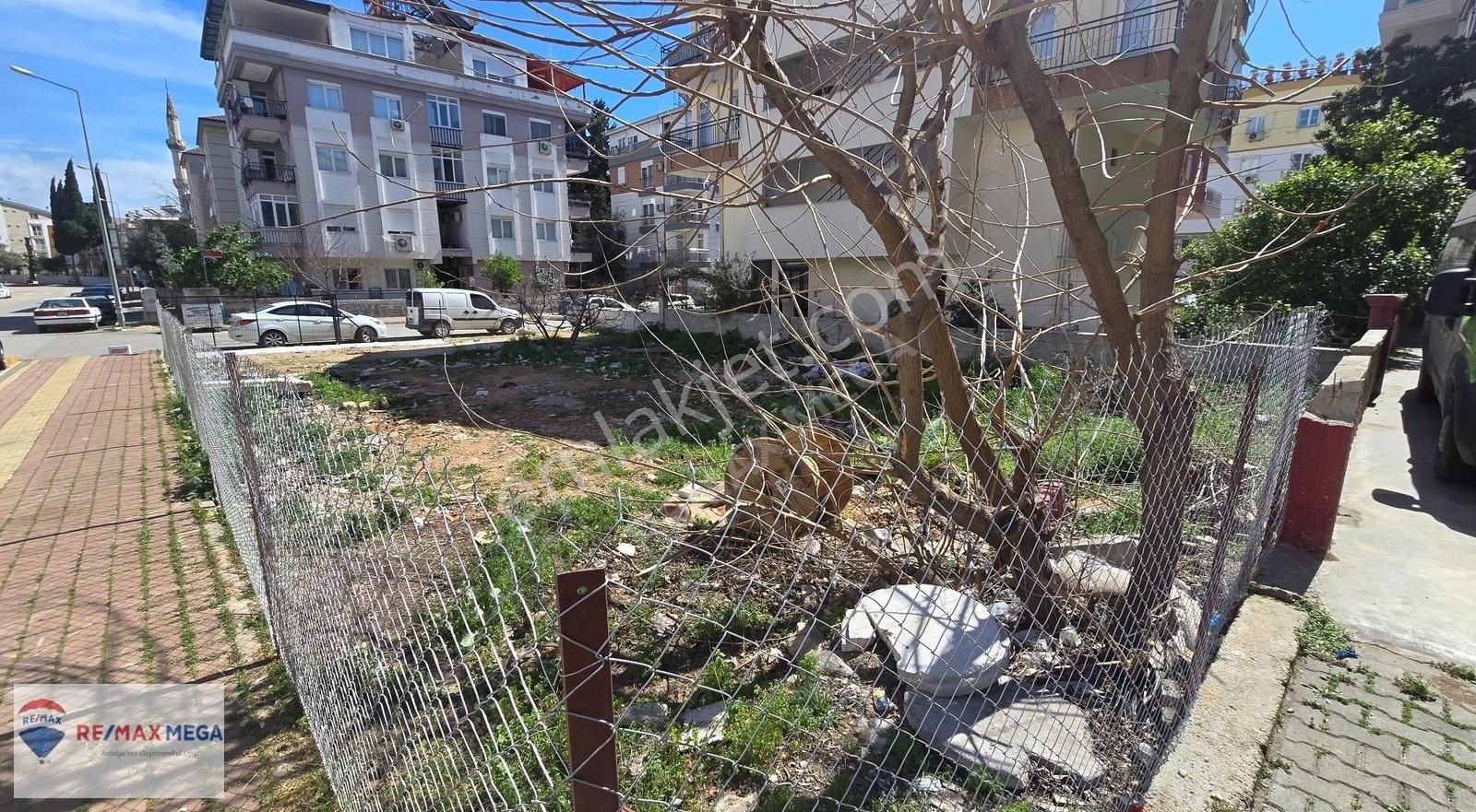 Bulvara Çok Yakın Kiralık Boş Arsa