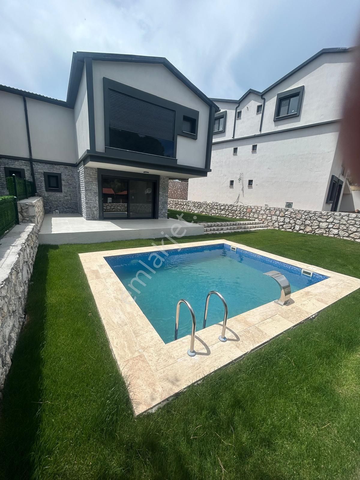 Morçiçek'ten Karaburun Mordoğan'da Yüzme Havuzlu Müstakil Villa
