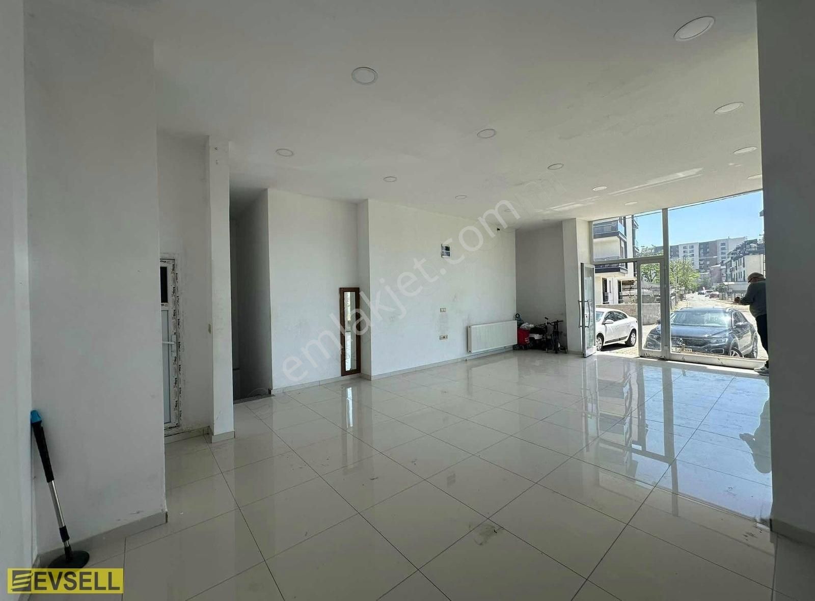 Metro Ve Sevenler Caddesine Yakın 100 M2 Dükkan