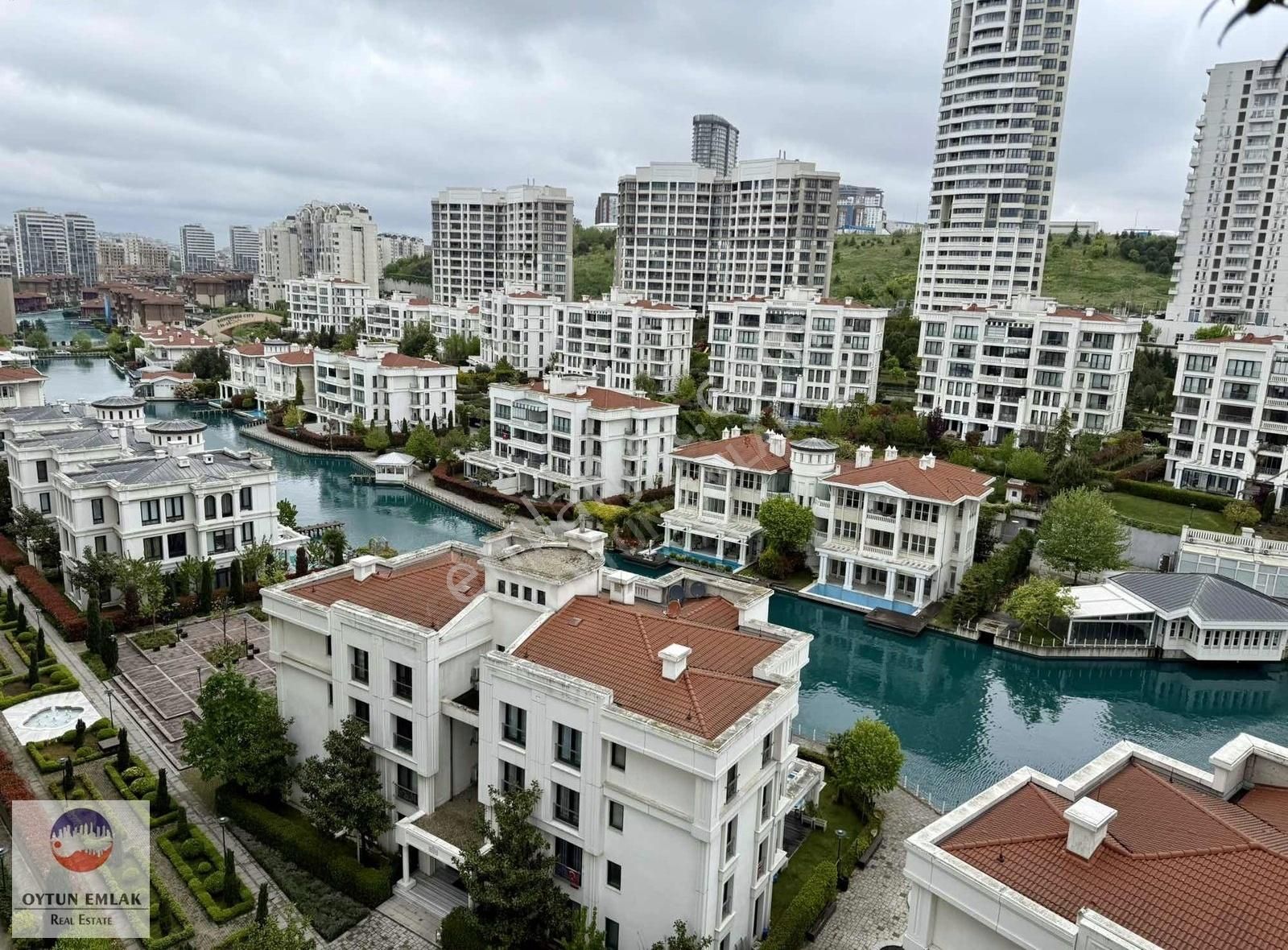 İstanbul Sarayları'nda 3+1 Göl Manzaralı Geniş Balkonlu Satılık