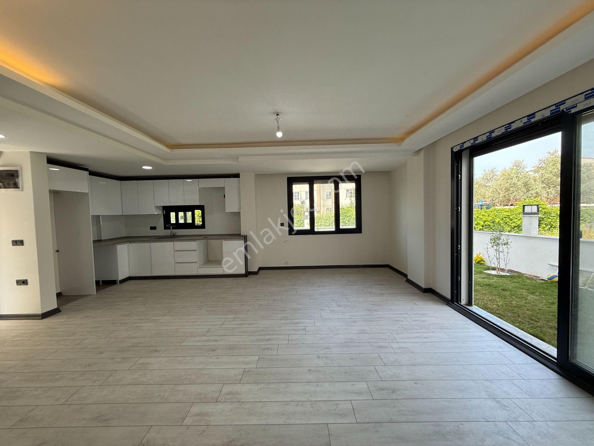Seferihisar Merkezde, Geniş Bahçeli, Köşe Konumlu Özel Villa
