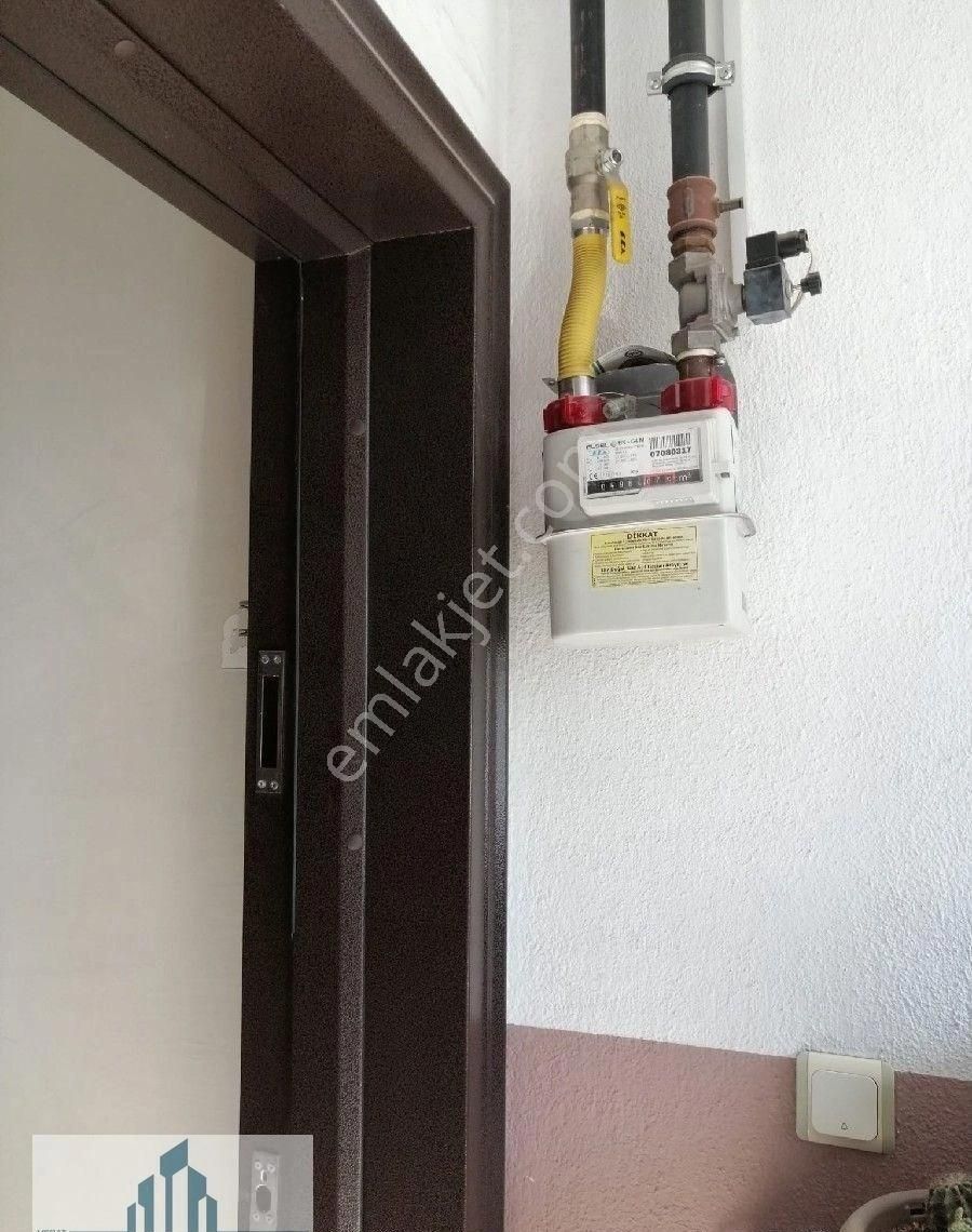 Usta Gayrimenkul'den Güzel Konumda Satılık Doğalgazlı Katta Tek Daire