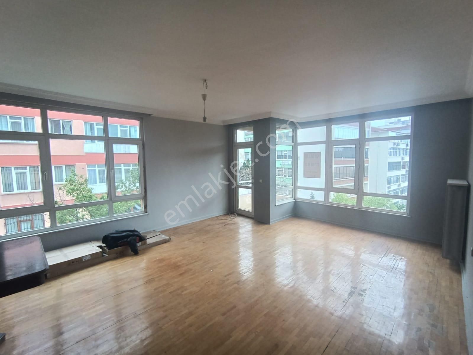Kennedy Caddesi'nde 3+1 Kiralık Ofis
