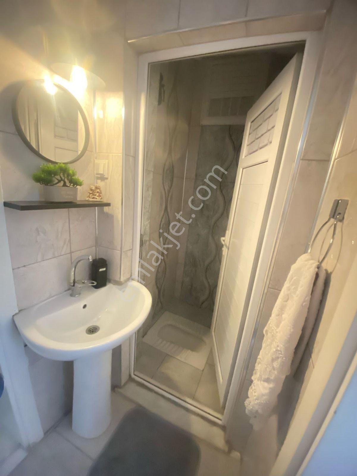 Aydınlıkevler Mh Satılık Ara Kat Bakımlı Daire 3+1