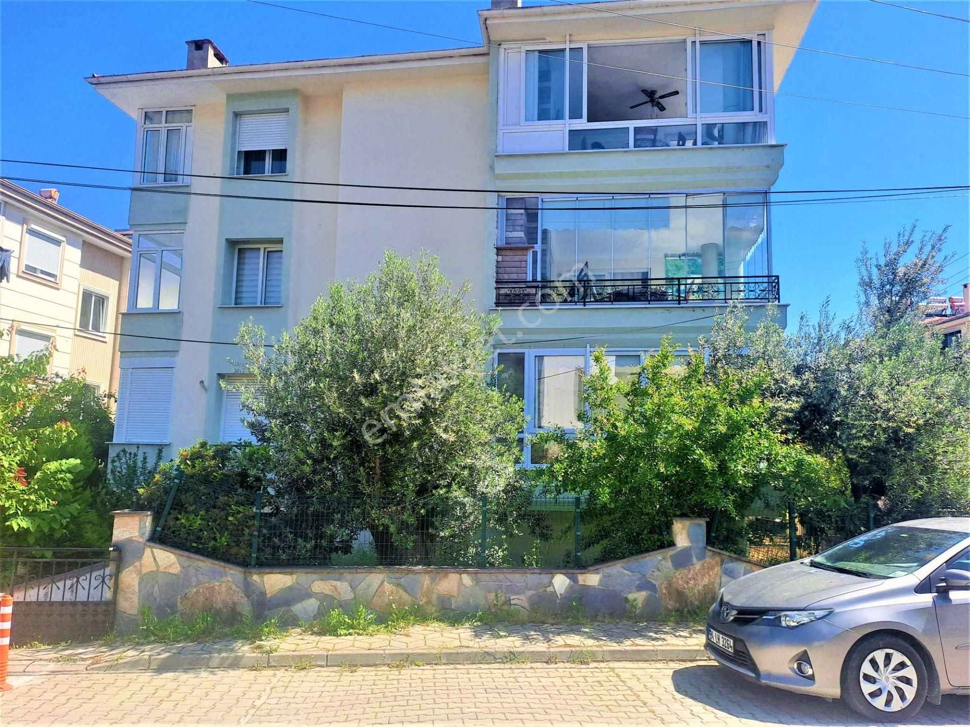 Altınoluk'ta Alfa Gayrimenkul'den Ön Cephe Cam Balkonlu Özel Garajlı 2+1 Daire