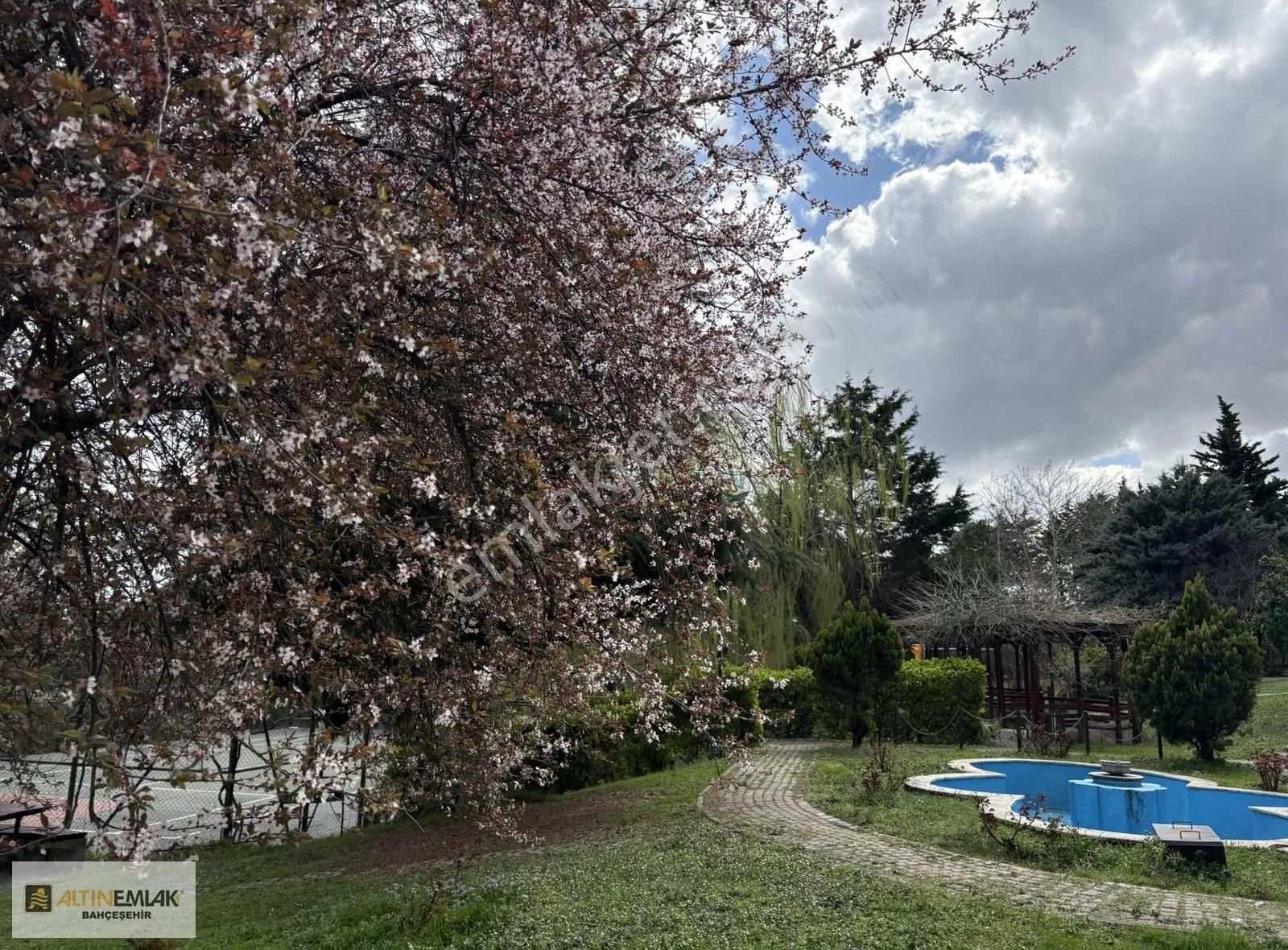 Esenkent Mavi Gök Sitesi Şerefiyeli Tadilatlı Satılık 3+1 Daire