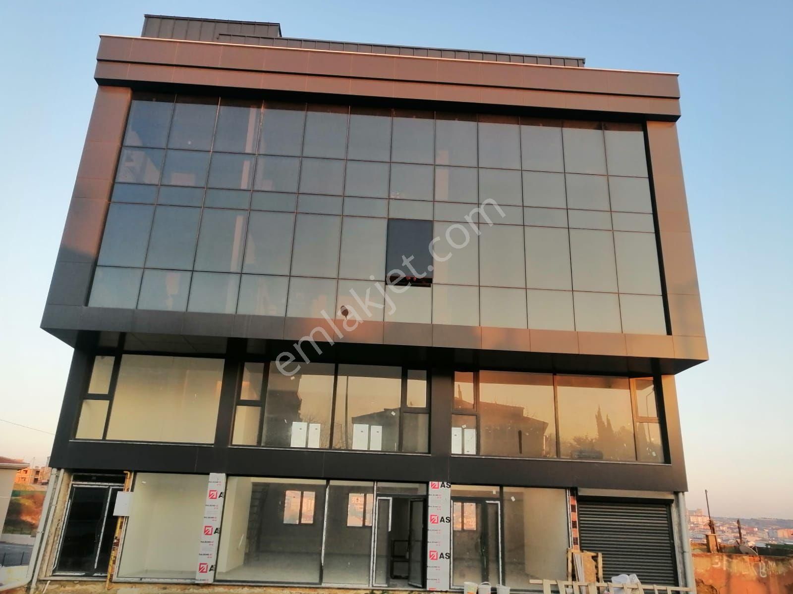 Arnavutköy'de Cadde Cephe Kiralık Plaza