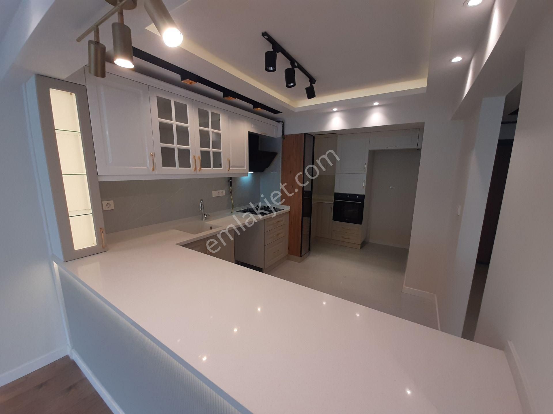 İnönü Cadde Üzeri İstinye Park Yakını Köşe Ultra Lüks 3+1 Satılık Daire