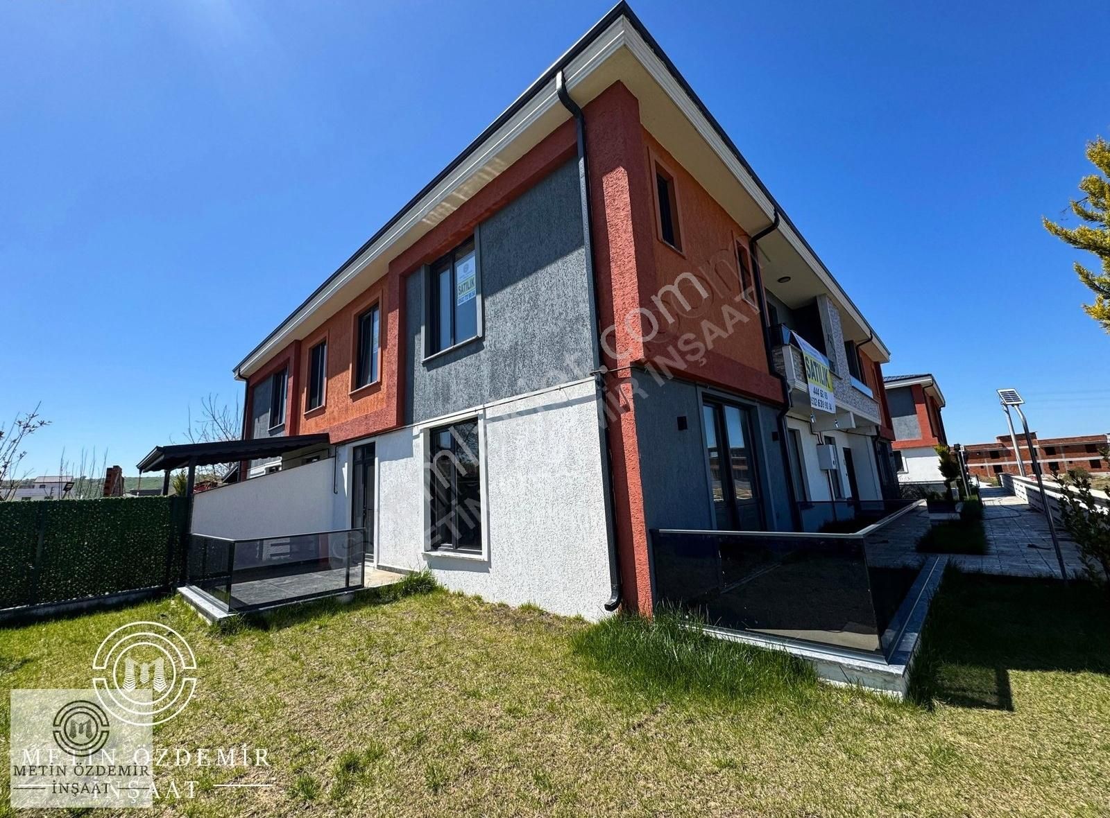 Karasu'da Havuzlu Sitede Müstakil Bahçeli Mutfak Ayrı 4+1 Villa