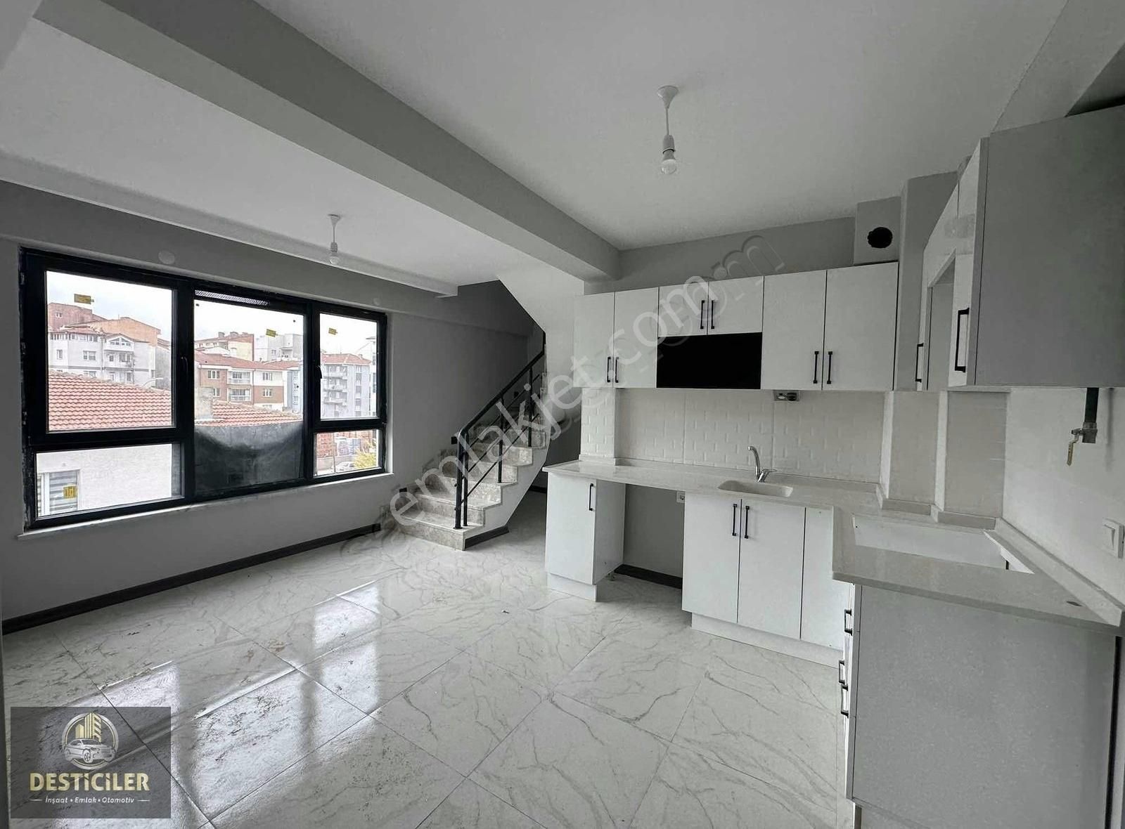 Desticiler'den Emek Mah. Ertaş Caddesi Dibi 3+1 150m2 Dublex