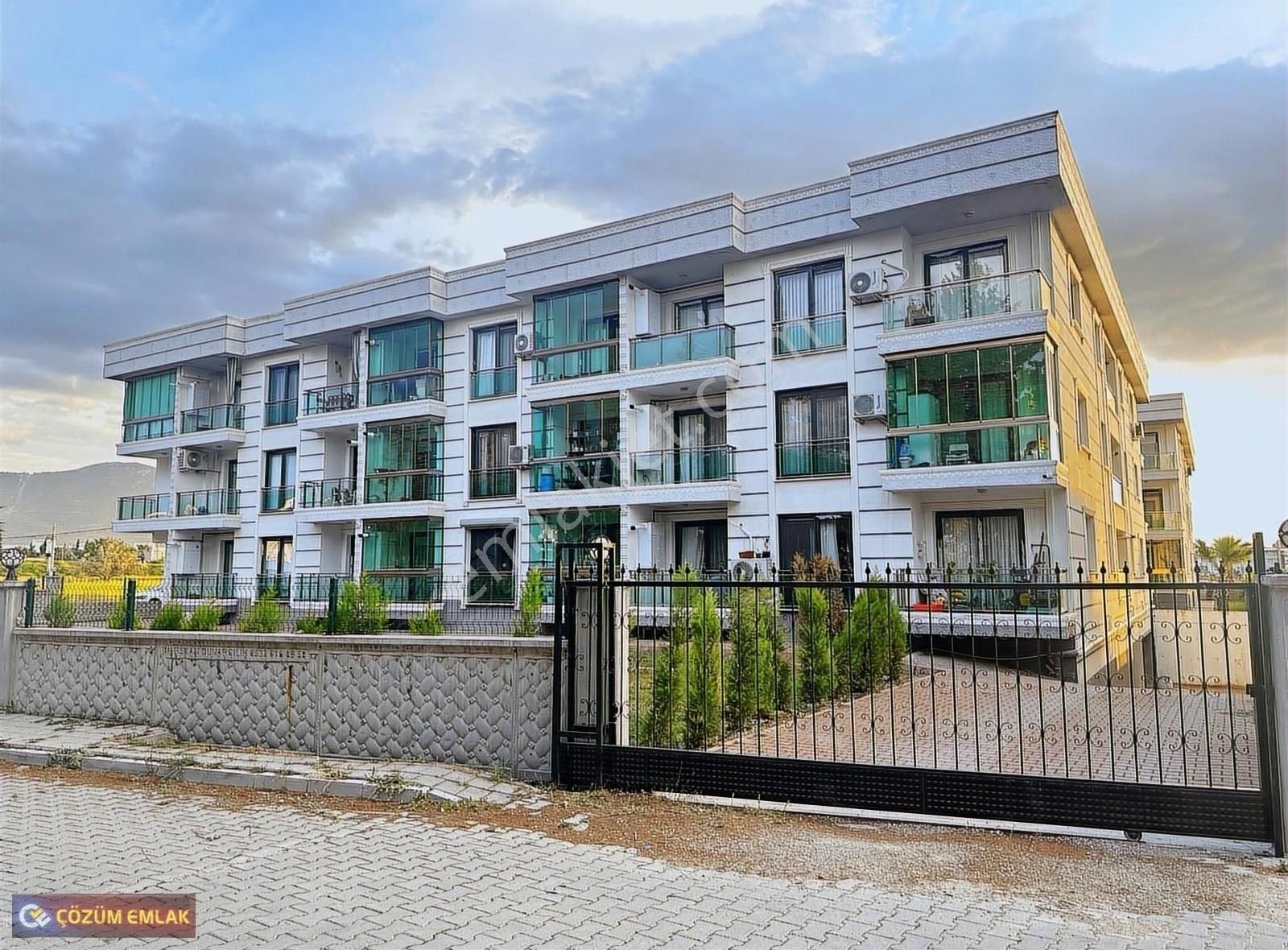Çözüm Emlak'tan Site İçinde Kapalı Otoparklı 2+1 Satılık Daire