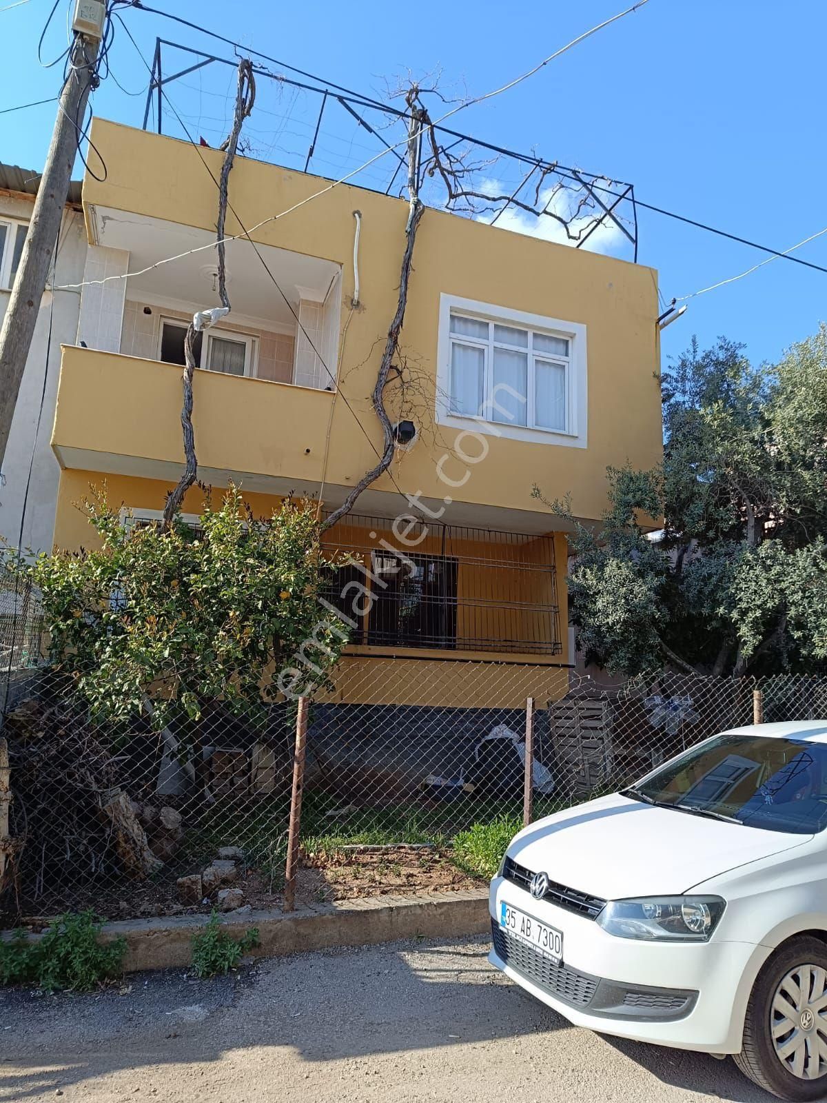 Şahintepede 2 Katlı'nın 1. Katı Doğalgaz Sobalı Bahçeli Ev