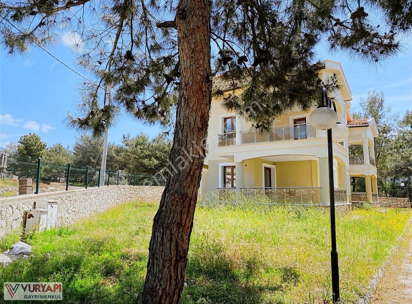 Uygun Fiyata-site İçerisinde-bahçeli-havuzlu 3+1 Müstakil Villa