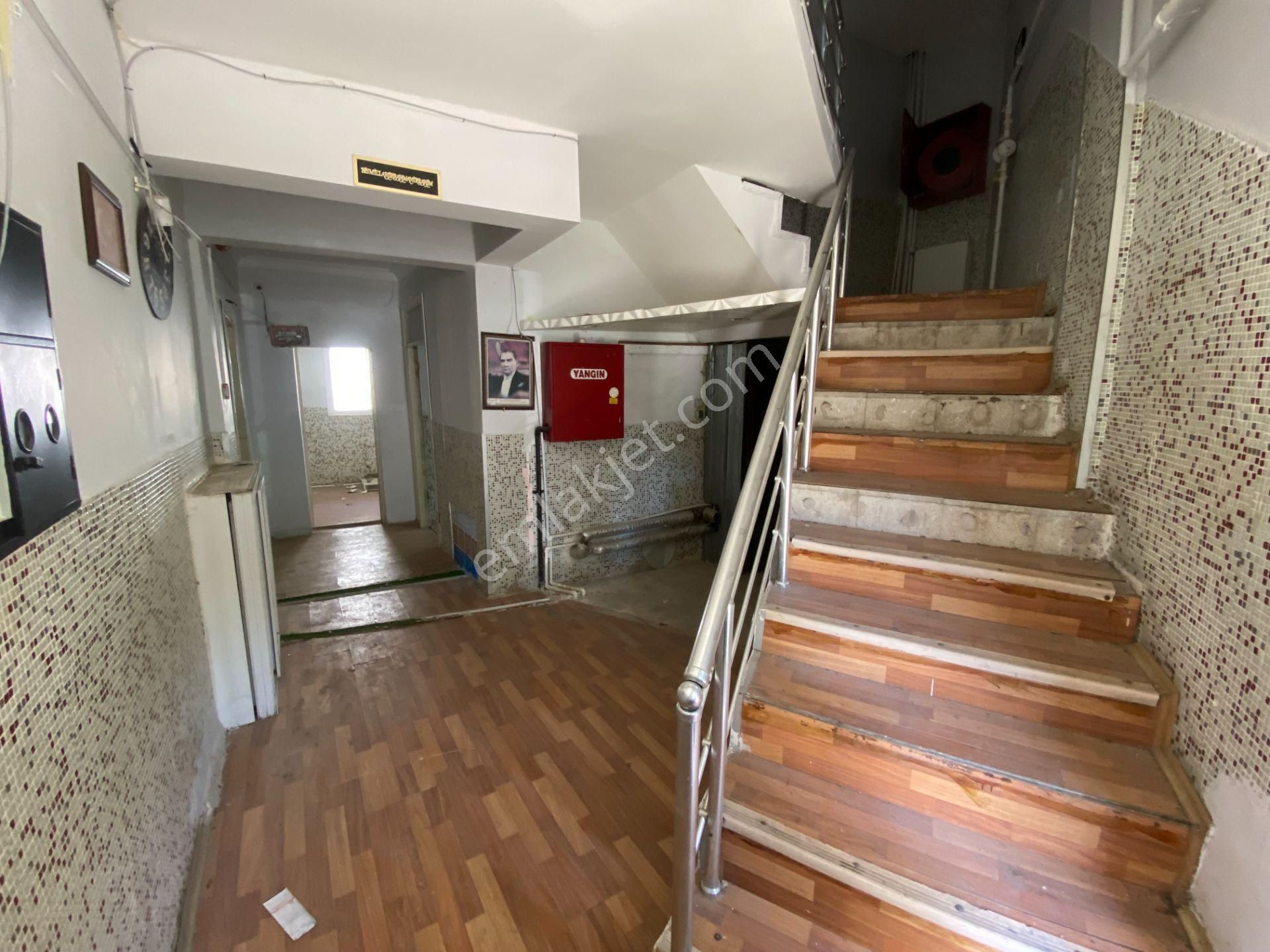 Gaziemir'de Ruhsatlı Boş Bina ( Açıklamayı Okuyun )