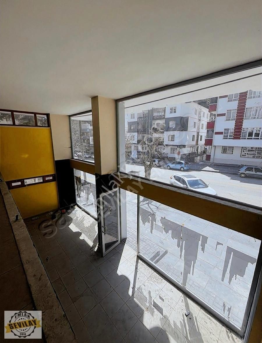 Kızılcahamam Merkezde 340 M2 Net Satılık Dükkan