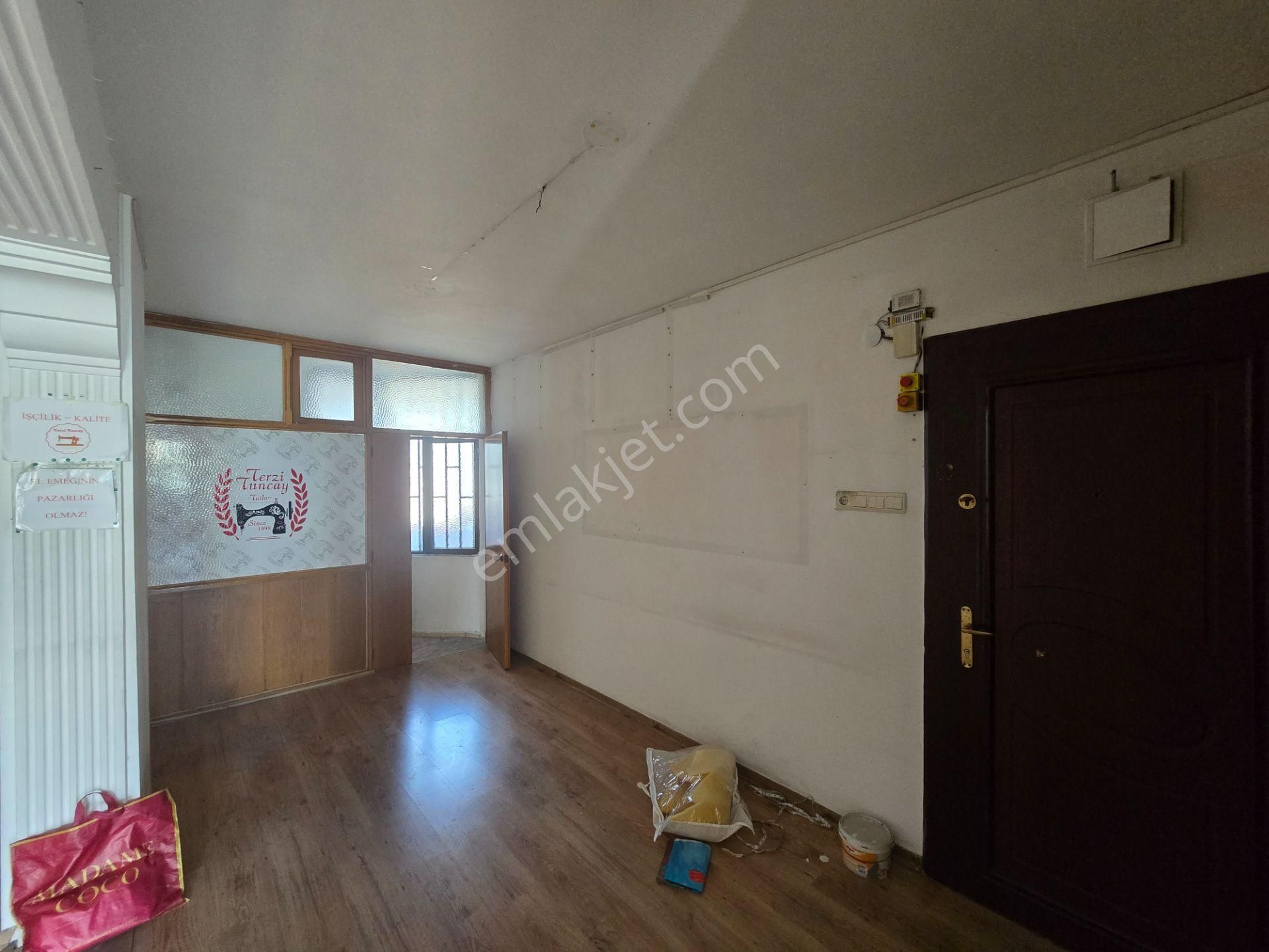 Kuşadası Ana Cadde Üzerinde Tabela Değeri Yüksek Kiralık İşyeri
