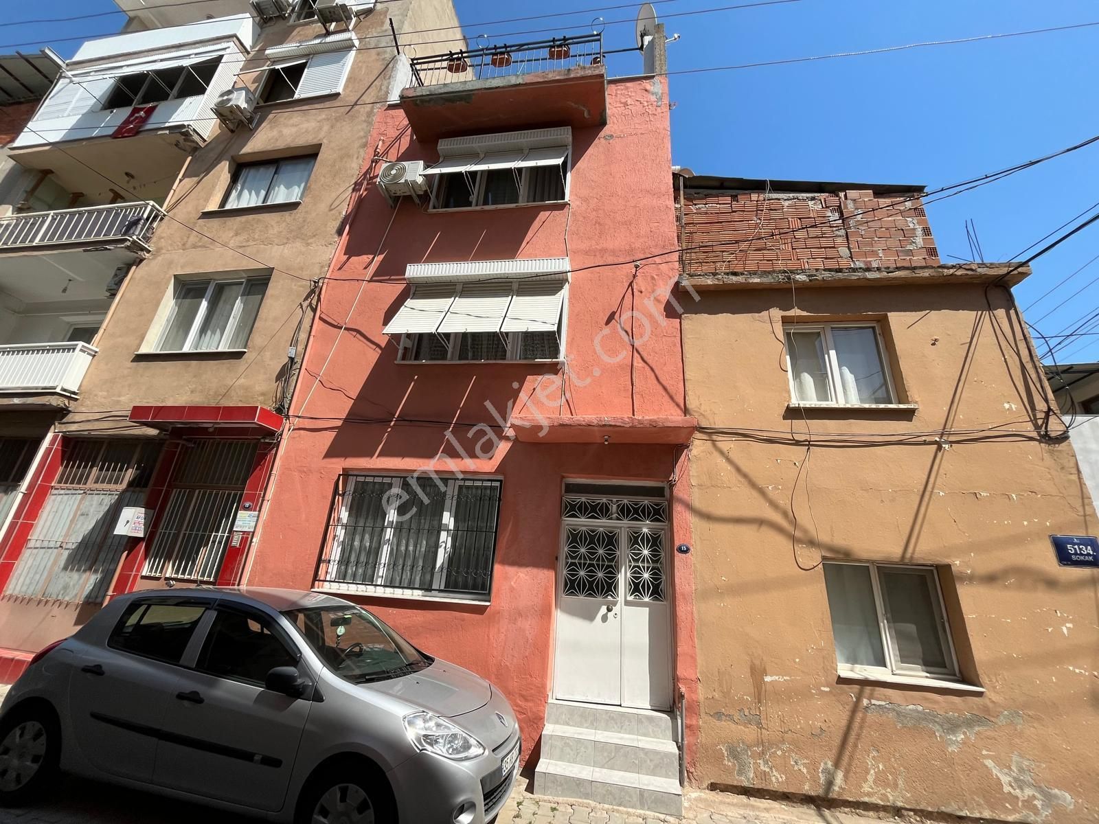 Bornova Çamdibi'nde Komple Satılık 3 Katlı Bina