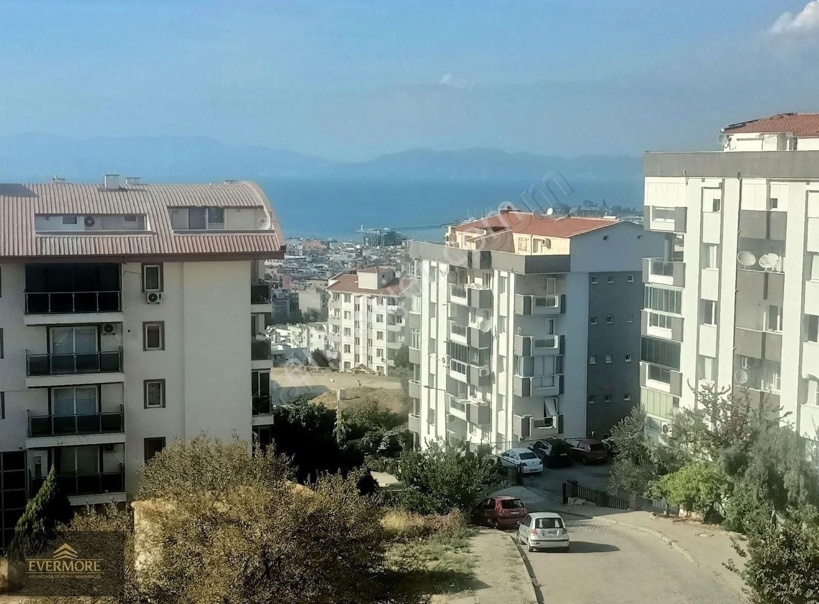 Kuşadası'nda Deniz Manzaralı Ve Doğalgazlı Satılık 3+1 Daire
