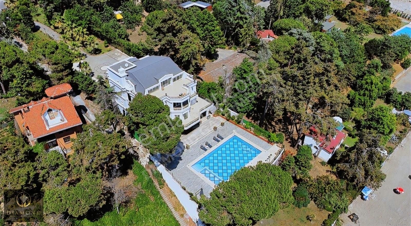 İstanbul'da 12+4 Satılık Yalı Malikanesi Denize Sıfır Müstaki Havuzlu - Görsel 8