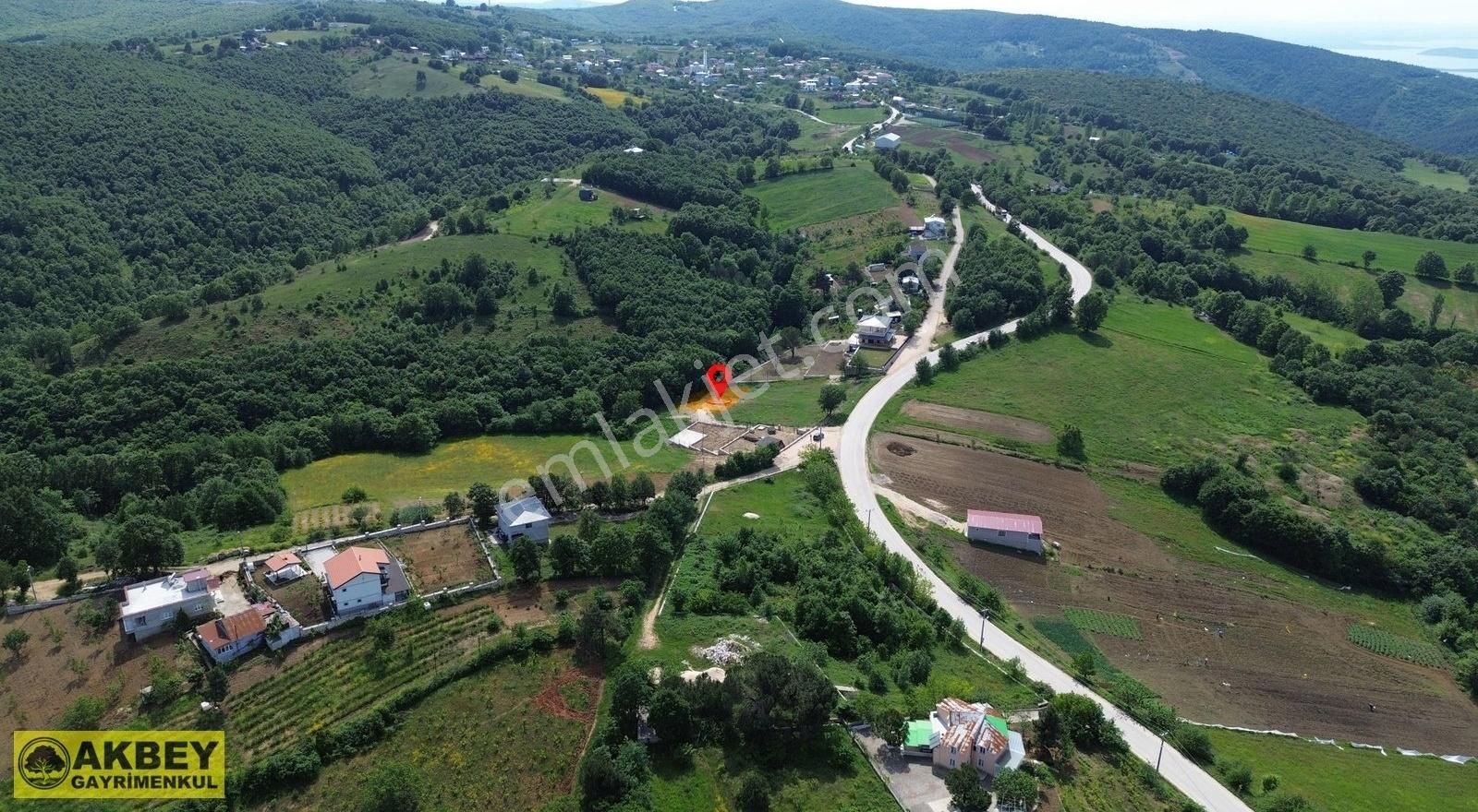 Akbey'den Maksempınar'da Doğa İle İç İçe Ana Asfalta Cephe Bahçe