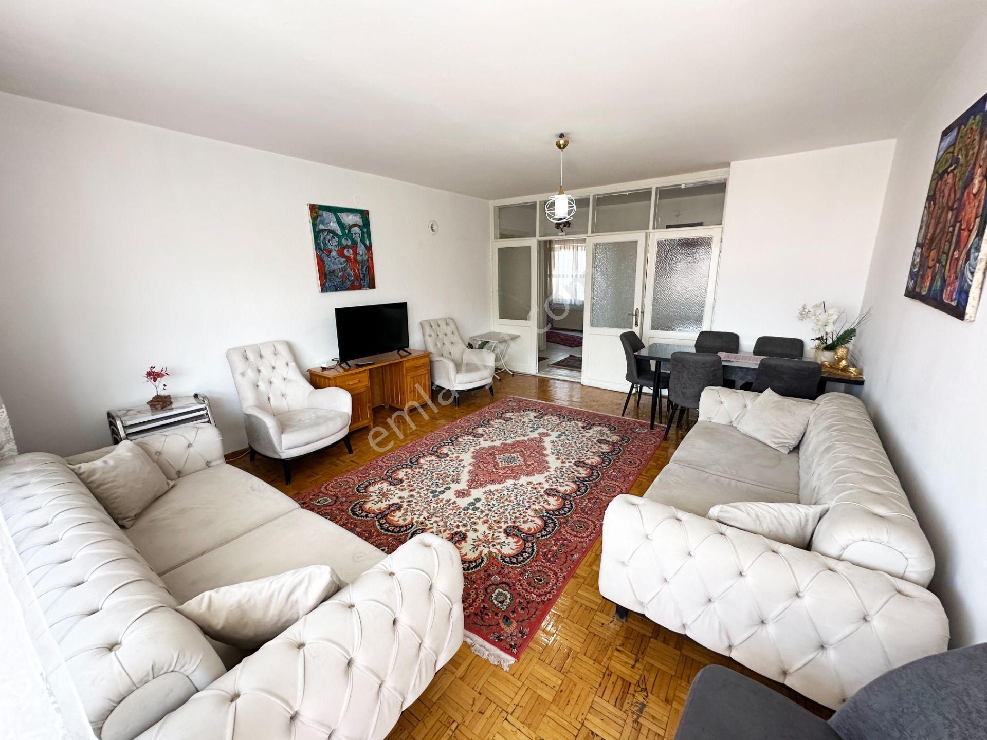 Denizli İstiklal Caddesi'nde Balkonlu Asansörlü 3+1 Eşyalı Daire