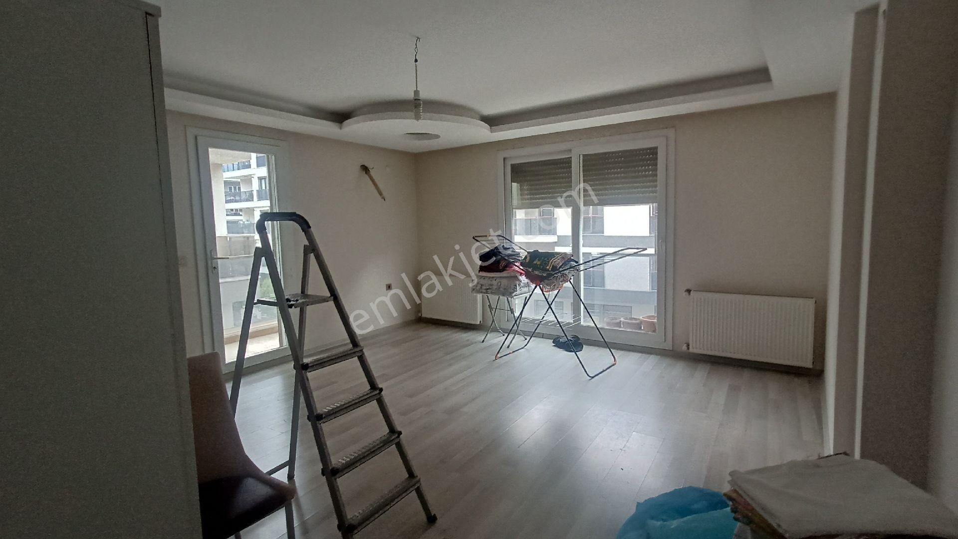 Gaziemir Merkezde 3+1 Lüks Ferah Daire
