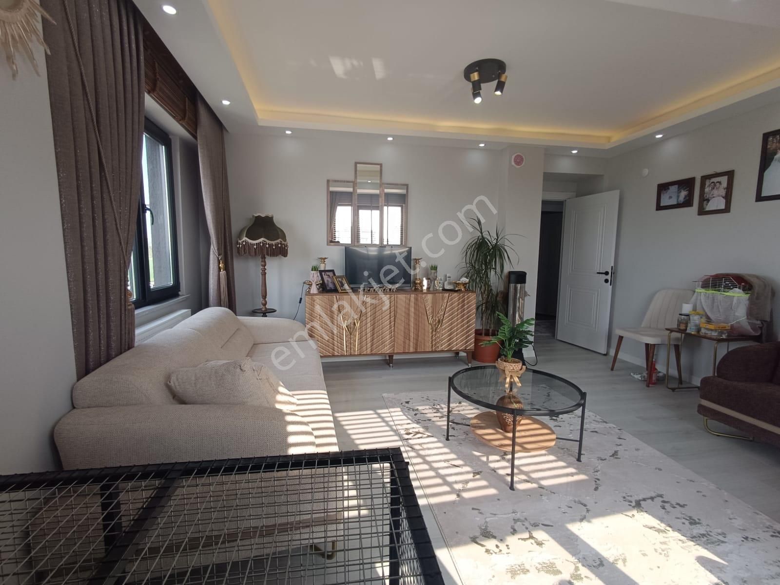 Çorlu Hatip Mahallesinde Satılık 2+1 İki Yıllık Ara Katta Daire