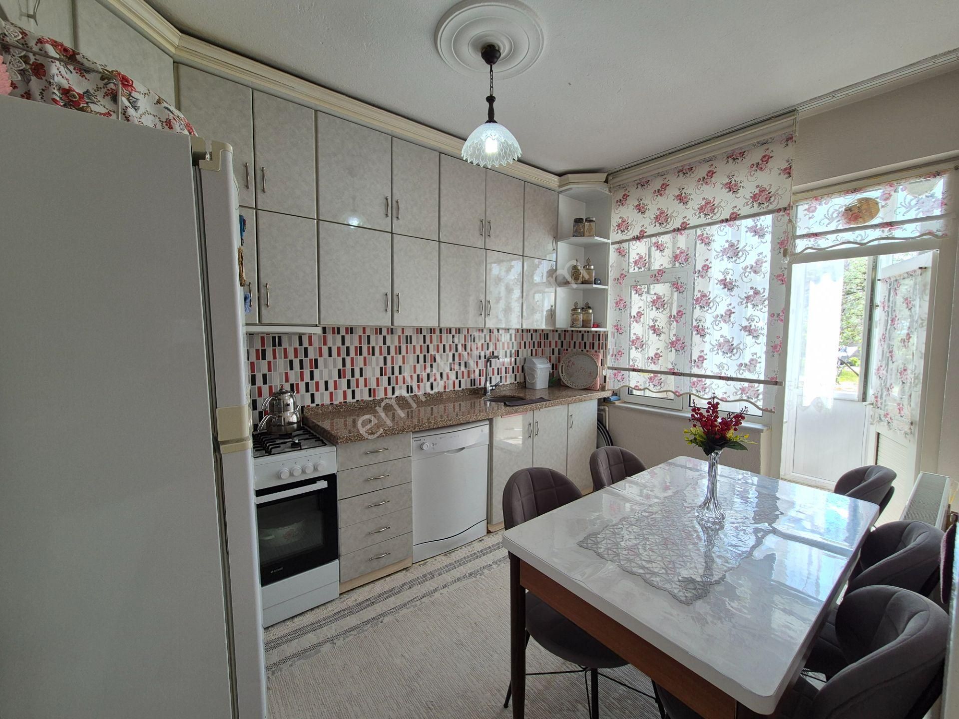 İşyapar Gayrimenkulden Cadde Üzeri Merkezi Lokasyonda 3+1 Daire