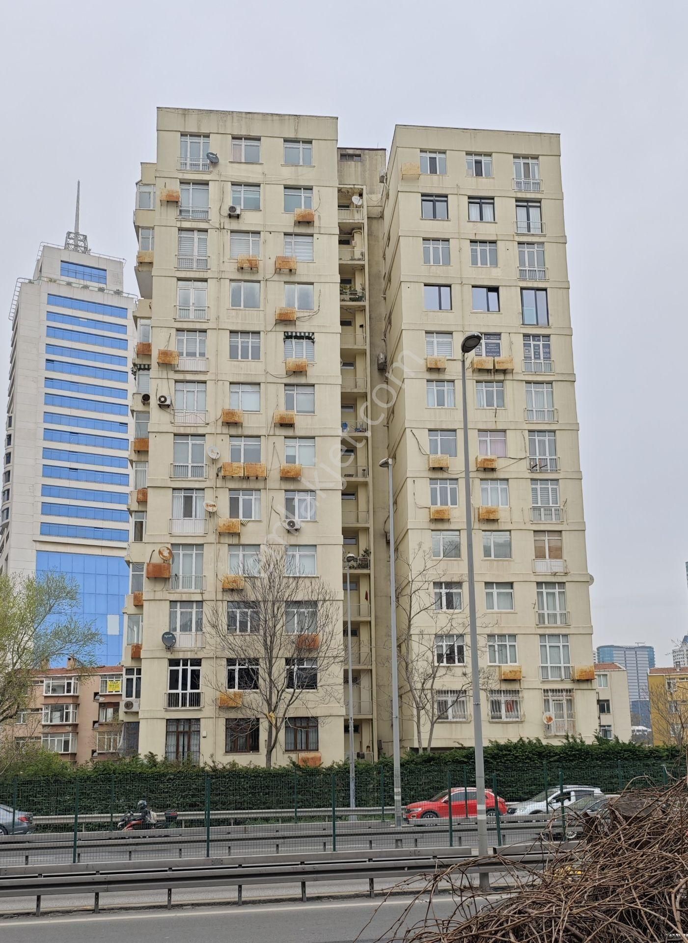 Esentepe Subay Evlerinde Çevre Yolu Cepheli Köşe Daire