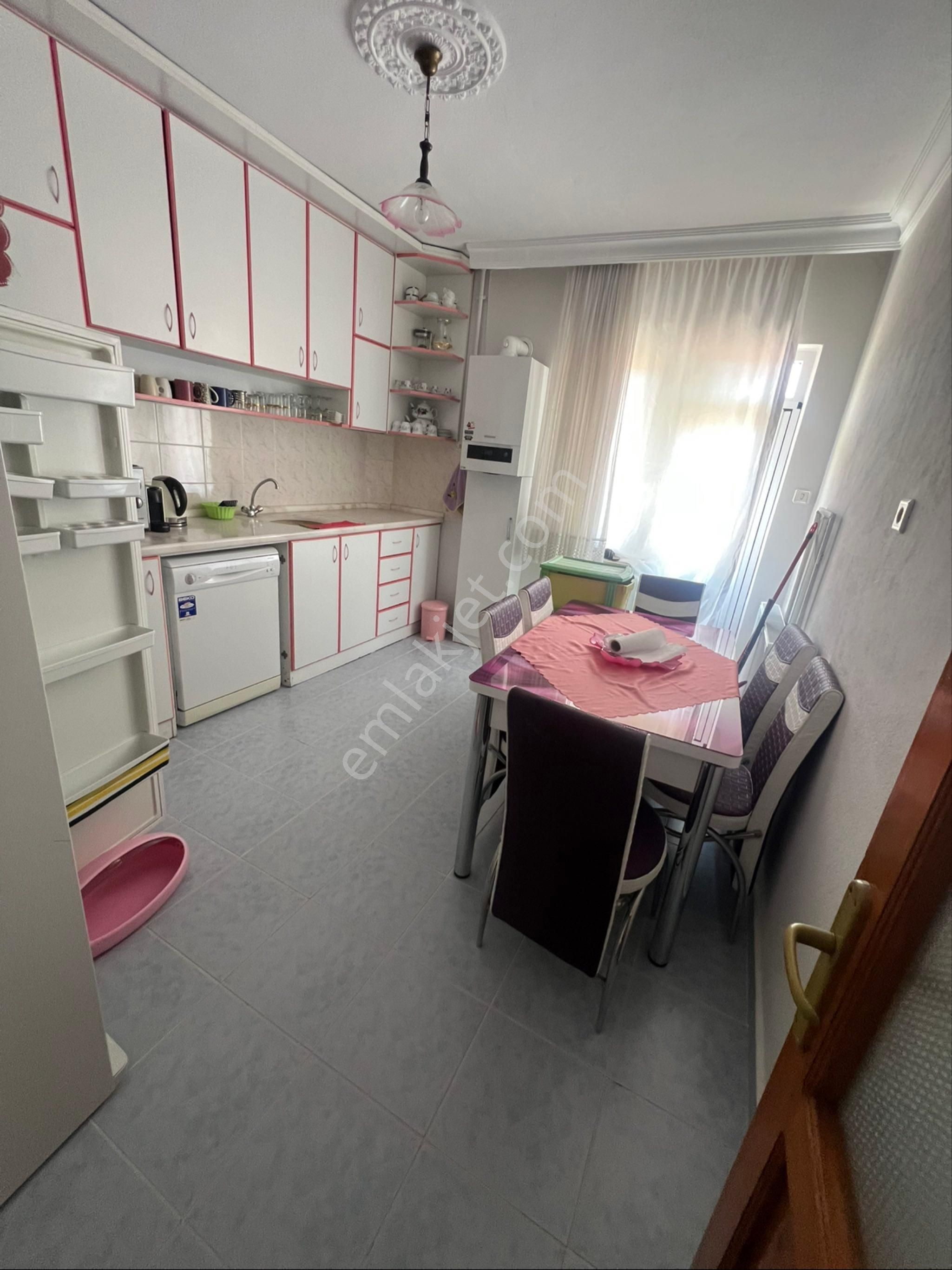 Arkadaş Emlaktan Bahçelievler Mah. Ceylan Market Civarında 3+1 Satılık Daire