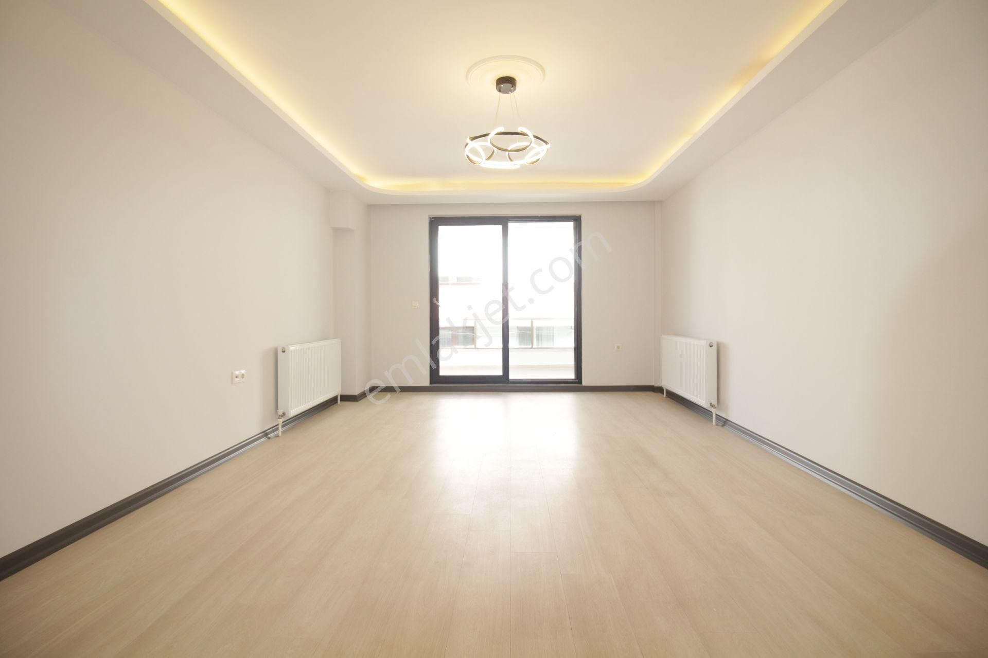 Altınkumda Dogalgazlı Asansörlü Ayrı Mutfaklı Ebeveyn Banyolu Otoparklı 2+1 Lüx Daire