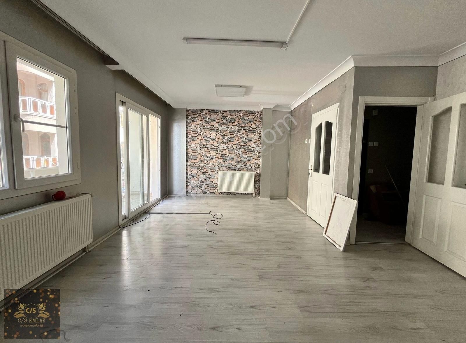 C/s Emlaktan Turgutlu Cumhuriyet Mahallesinde Kiralık Ofis