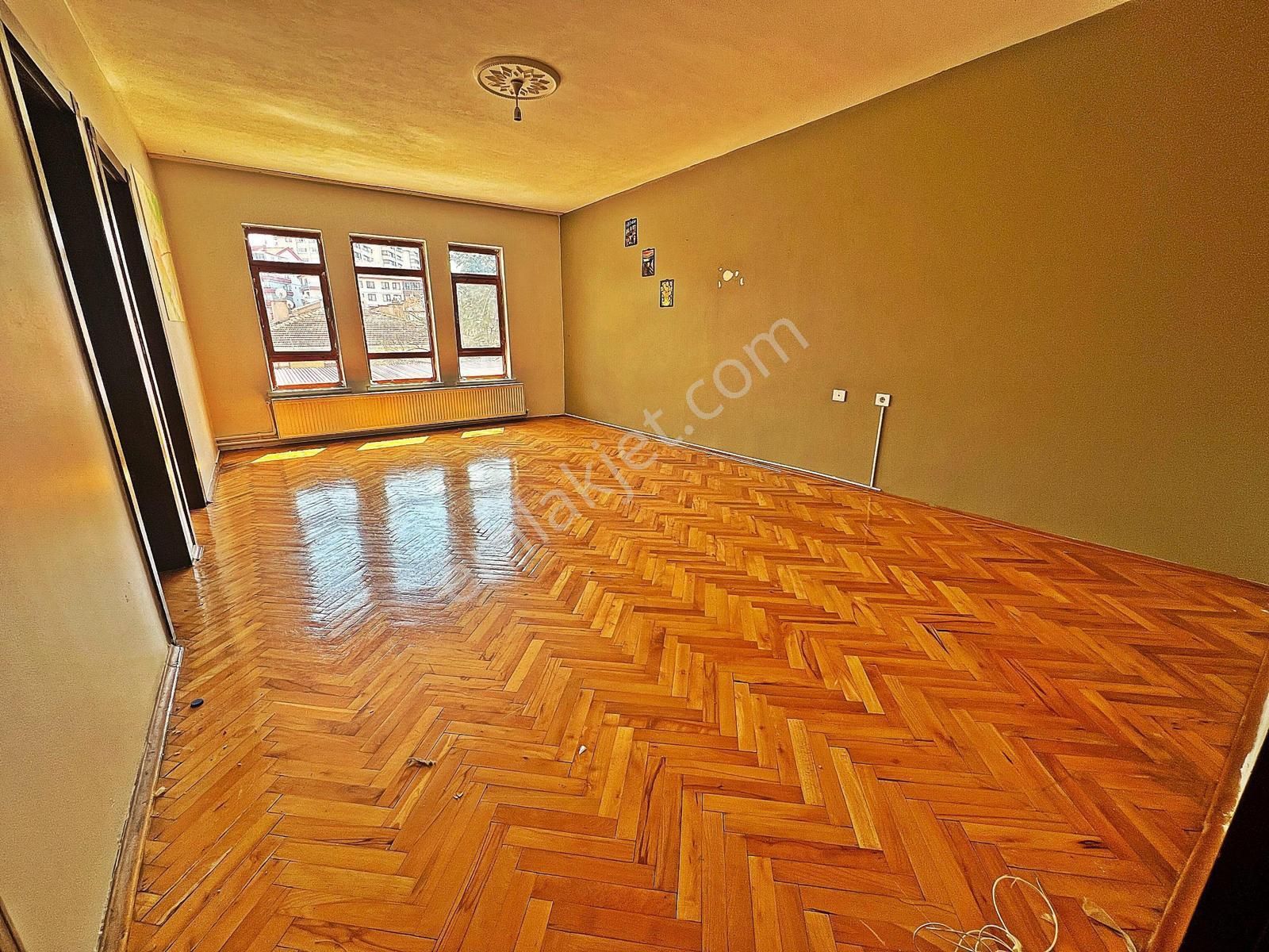 Szg'den Barışyolunda 3+1 Balkonlu Cepheleri Açık Kot1 Daire