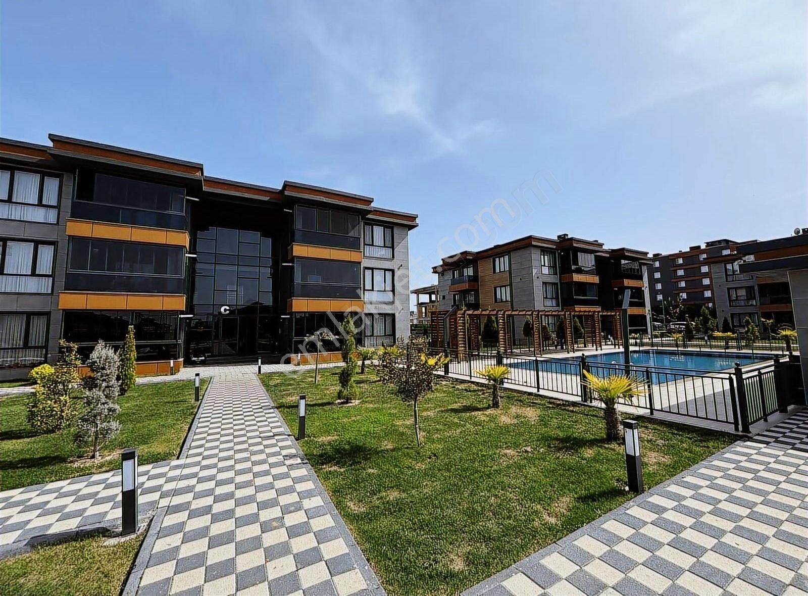 Tatil Köyü Tadında Havuz Cephe Bahçe Katı 3+1 İskanlı Daire