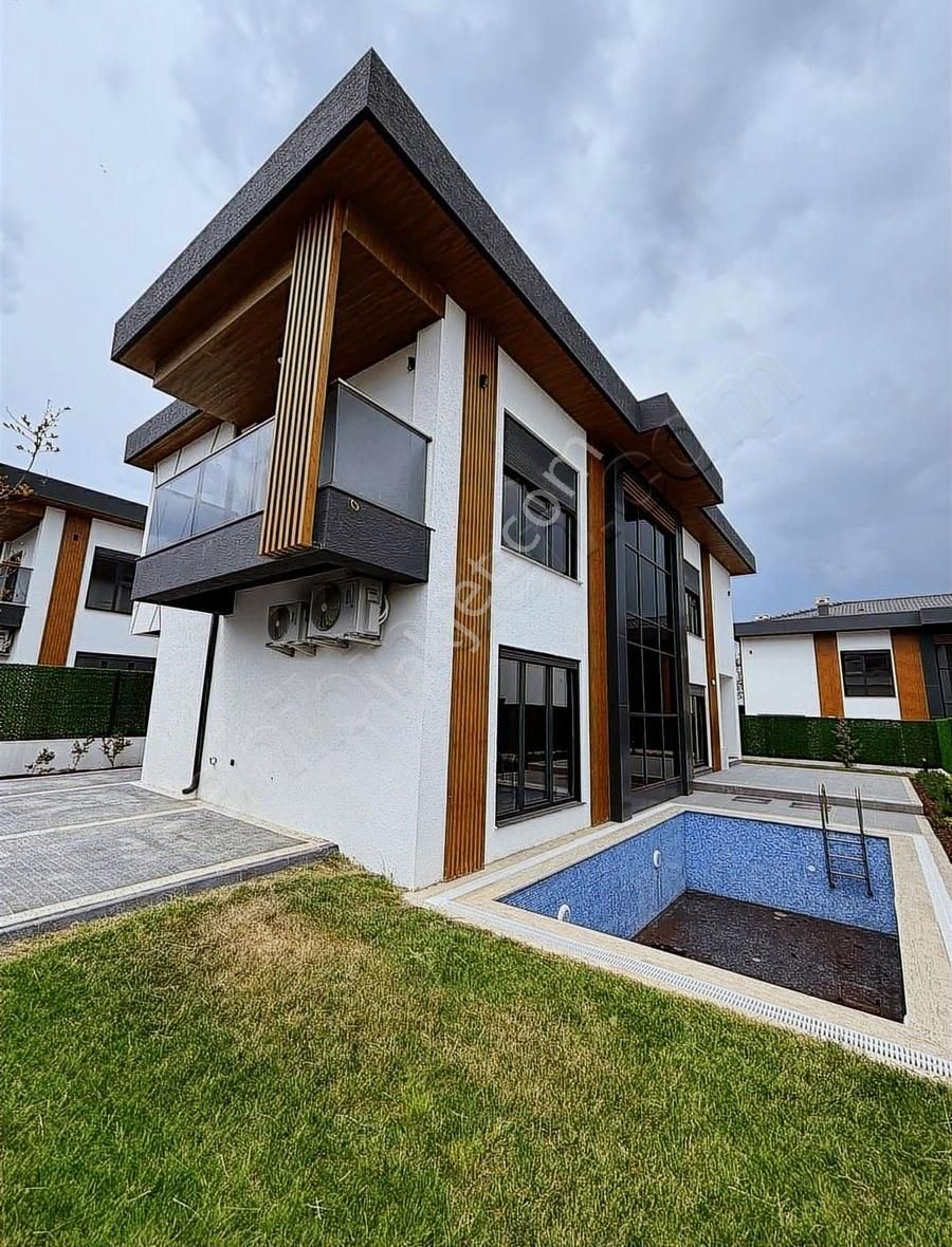 Emlaklarda Emsalsiz Kalitede 280 M2 İskanlı 4+1 Havuzlu Villa