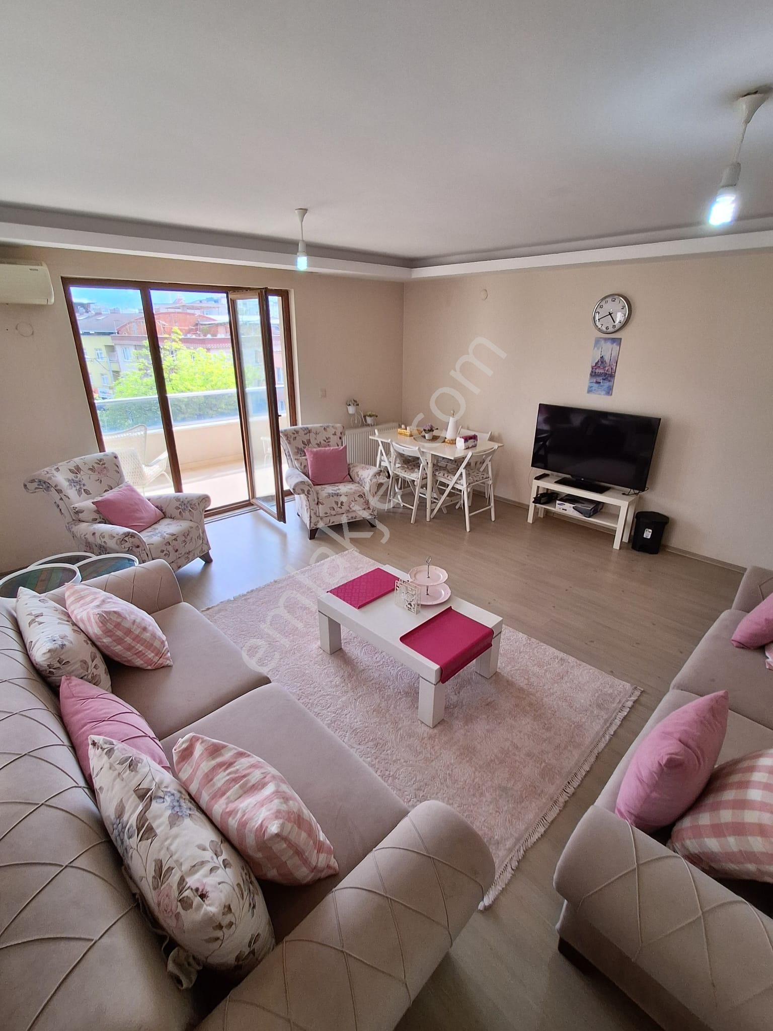 Millet Mahallesinde Satılık Ara Kat Daire