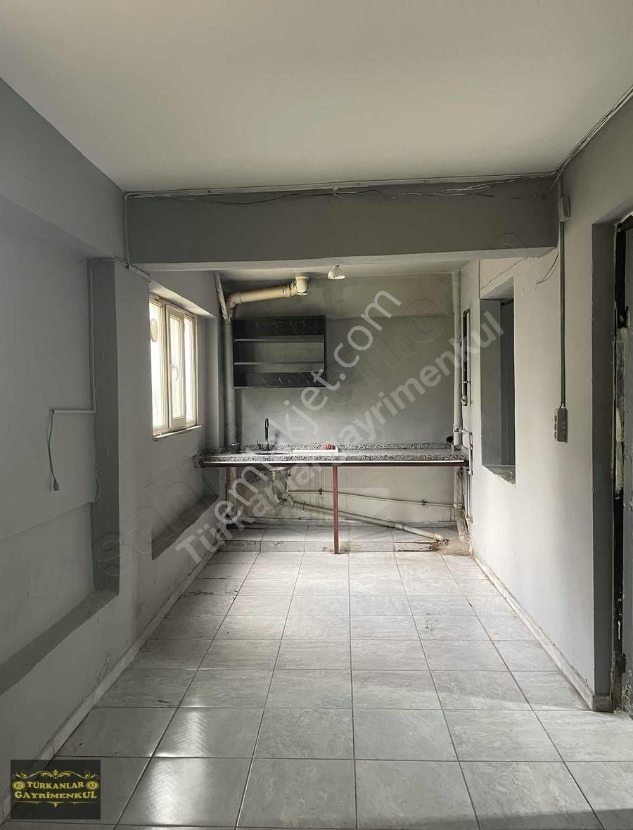 Fatih Caddesine Cepe Kiralık 200m2 Depolu Dükkan!