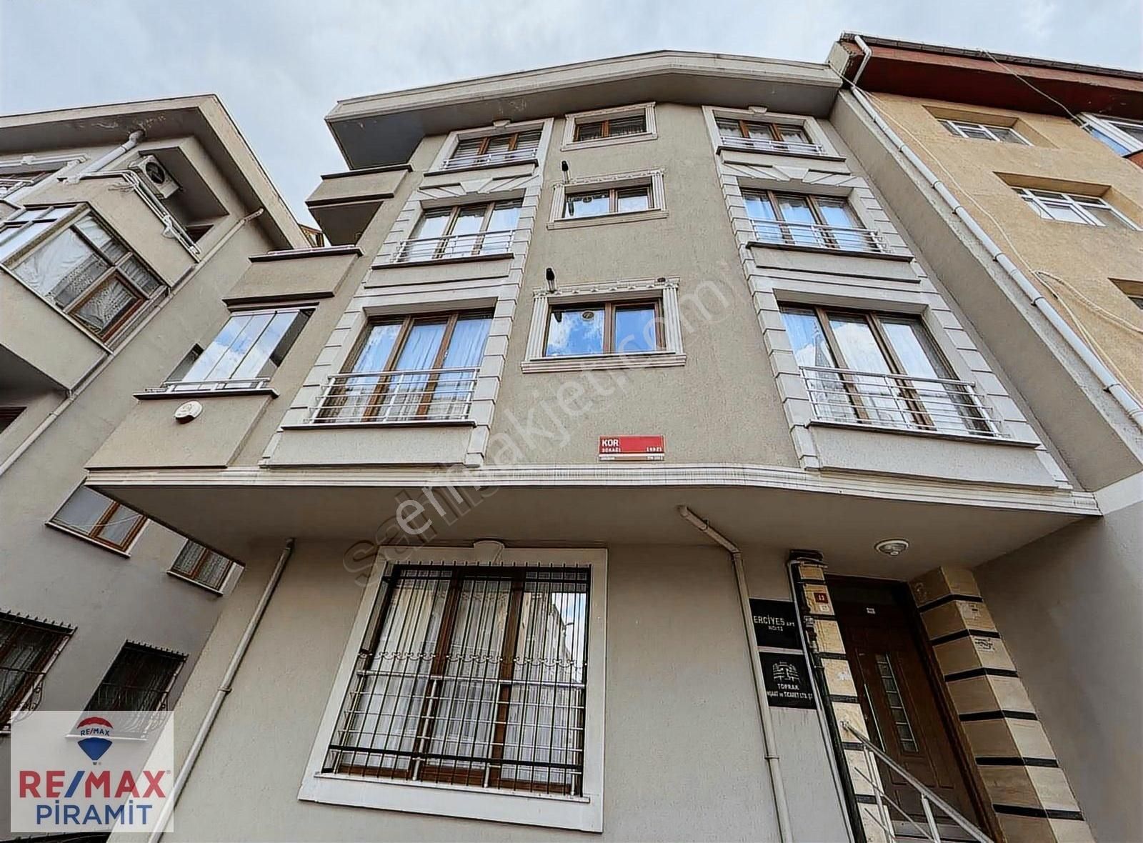 Merkezi Konumda ,içi Tertemiz ,ara Katta 2+1 Satılık Daire..!!!