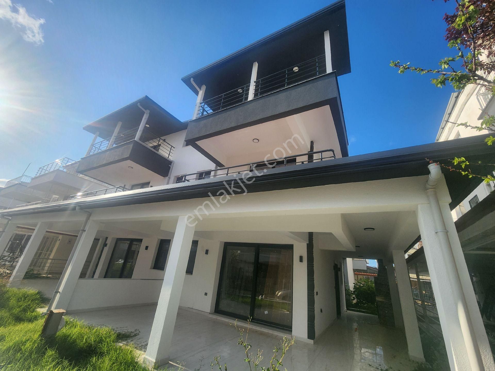 Denize 300 Metre 4+1 Dogalgazlı Villa