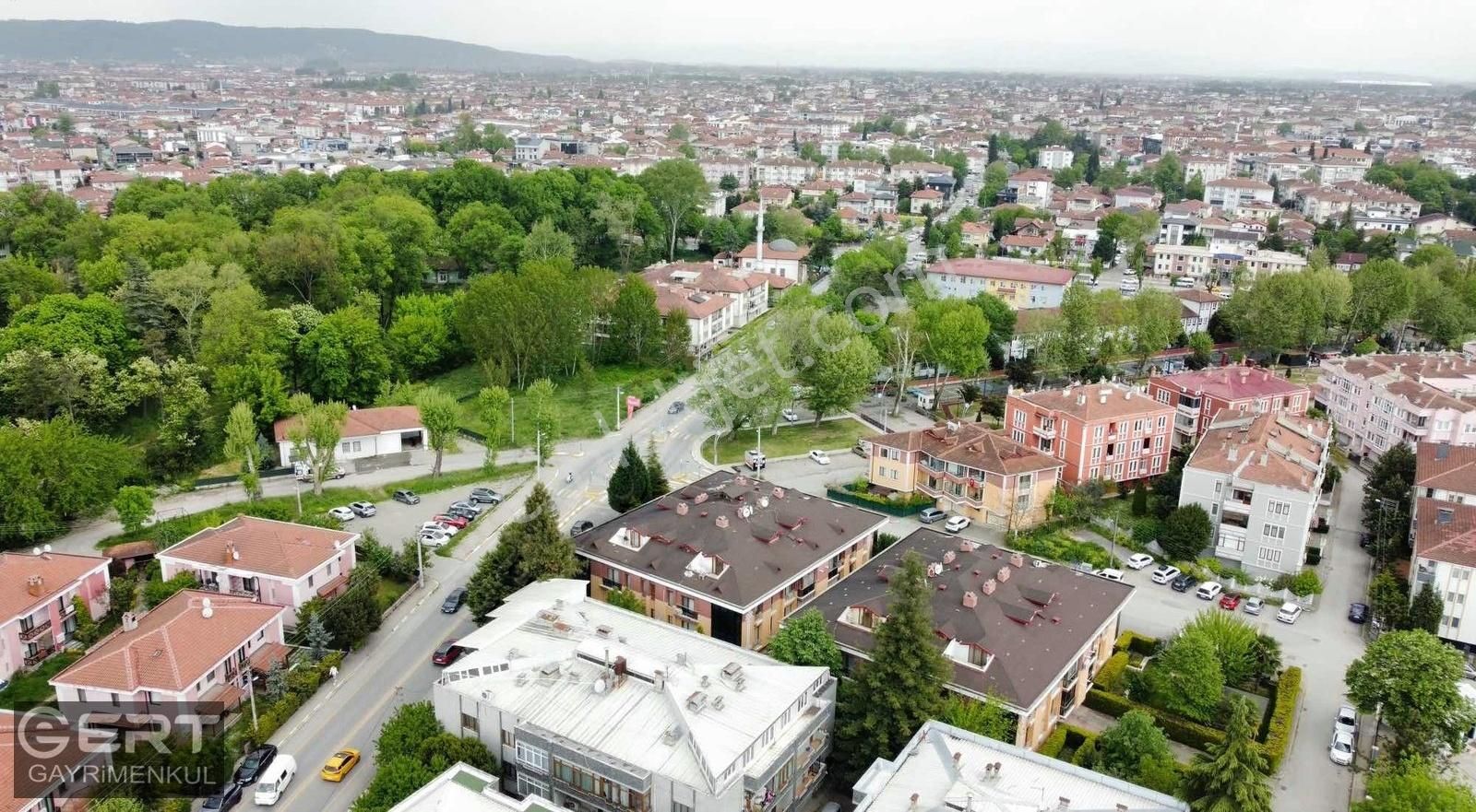 Sakarya Millet Bahçesi Karşısı Site İçi Garajlı Daire