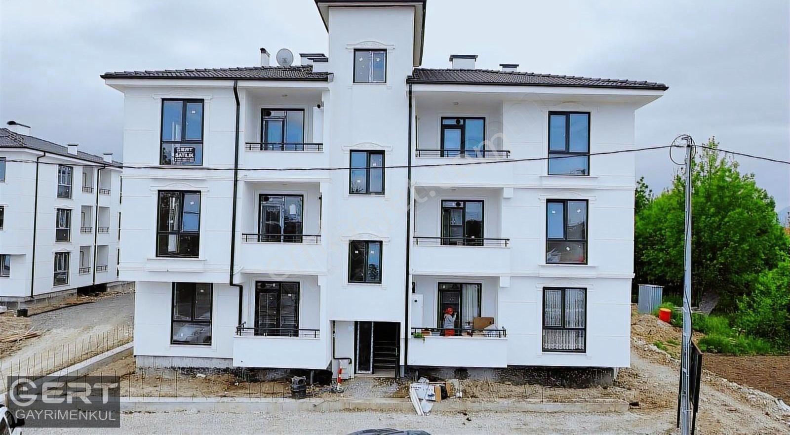 Hanlı Merkez Mahallesinde Site İçi Satılık Daire