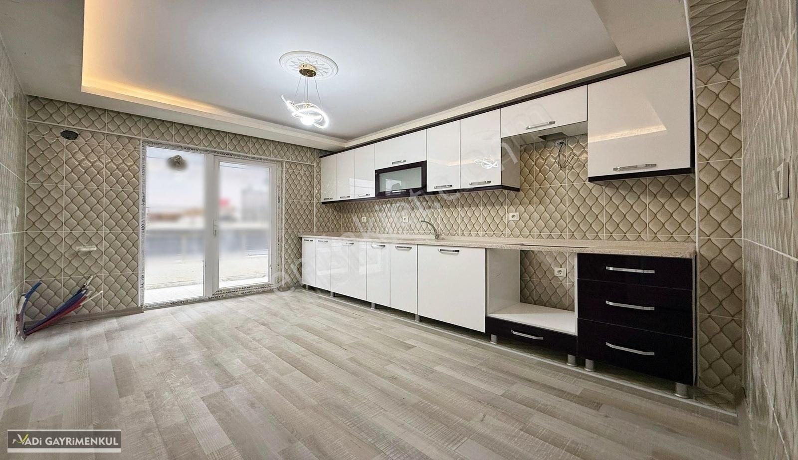 Vadi'den Cadde Yakını -iskanlı -sıfır -altı Daire- Masrafsız 3+1