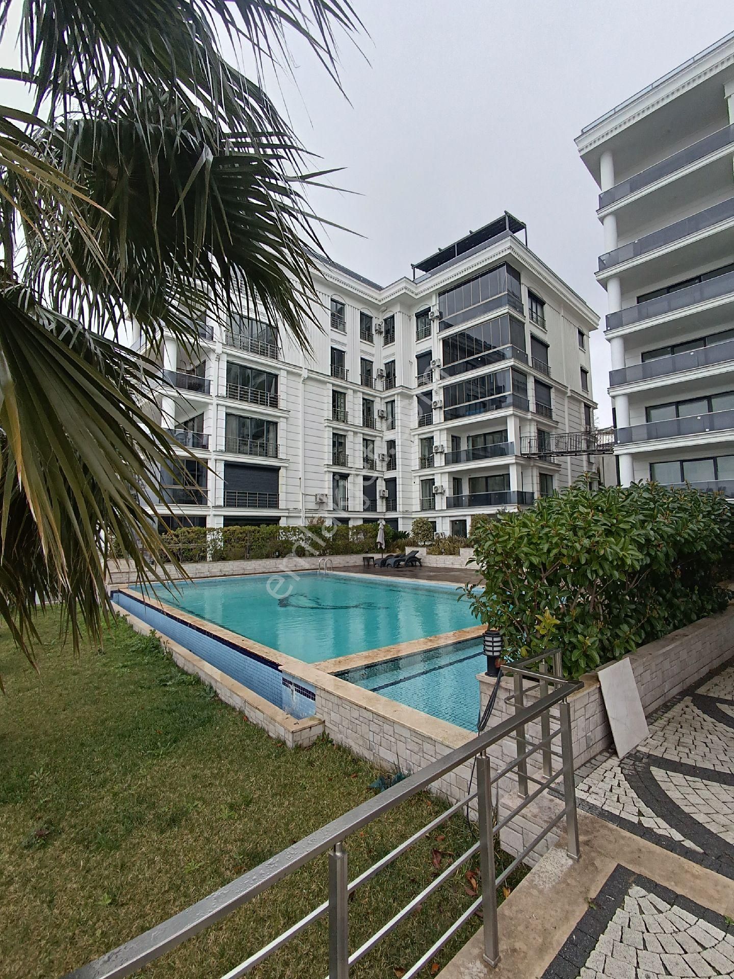 Panoramik Deniz Manzaralı Satılık 165 Metrekare 3+1 Lüks Daire Büyükçekmece'de