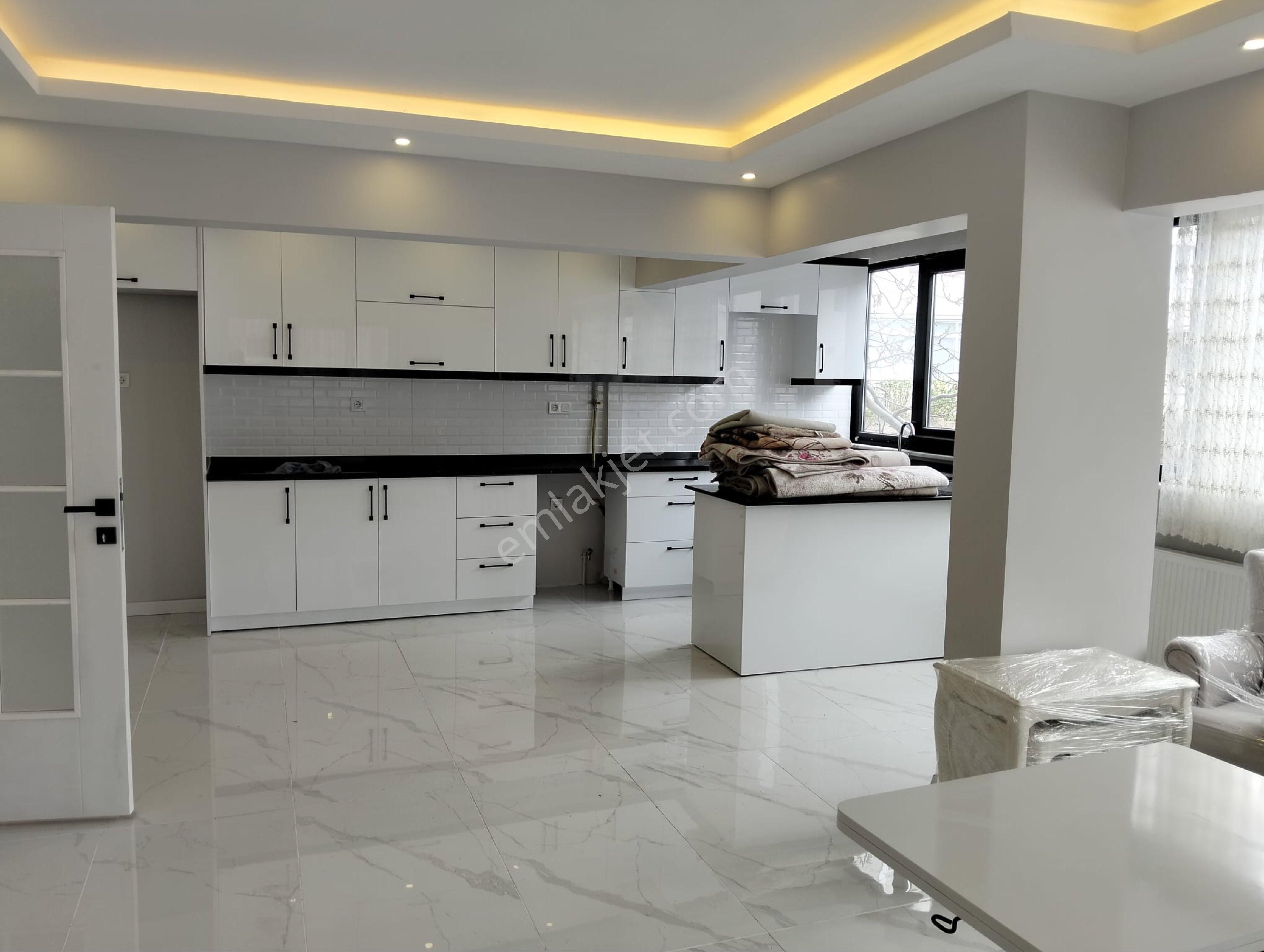 Çınarcık Merkezde İçi Lüx Yapılı 2+1 Daire
