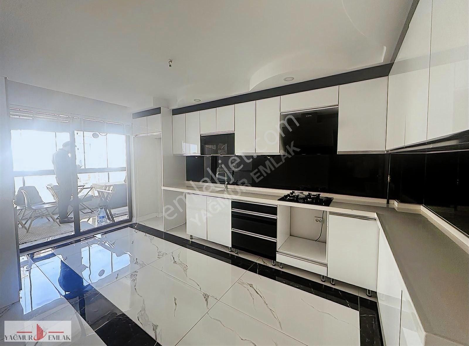 Acilll 4+1 170 M2 Cadde Üzeri Geniş Balkonlu Daire