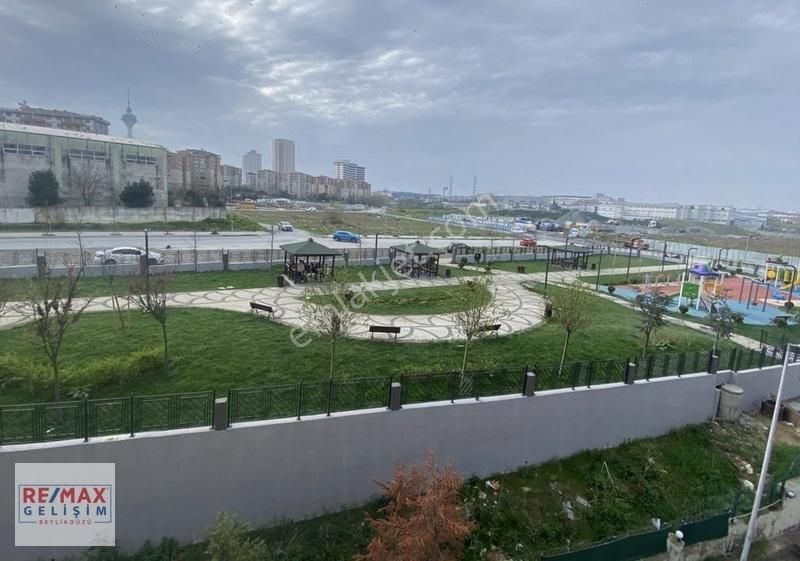 Bahçeşehir Sitesi'nde Metrobüse Yakın 3 Balkonlu Satılık 3+1