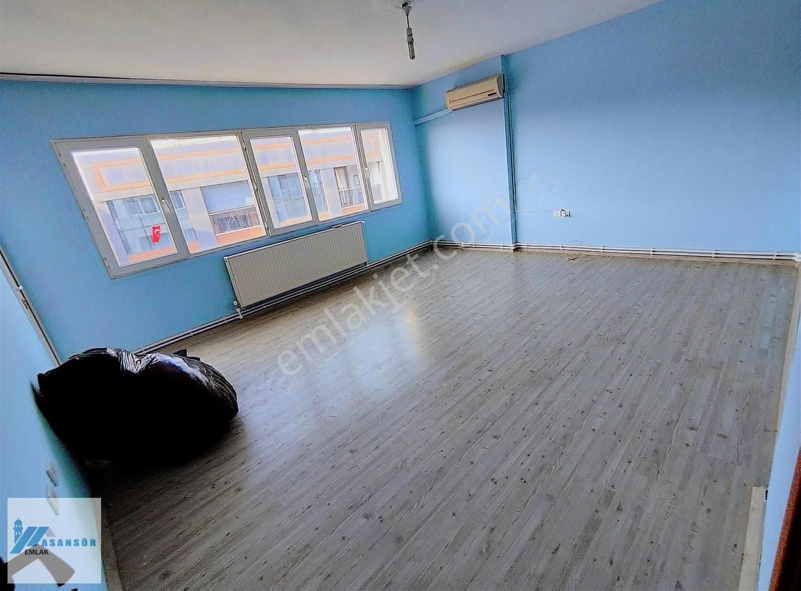 Asansör Emlak'tan Kiralık 140 M2 3+1 Otoparklı Doğalgazlı Yapılı