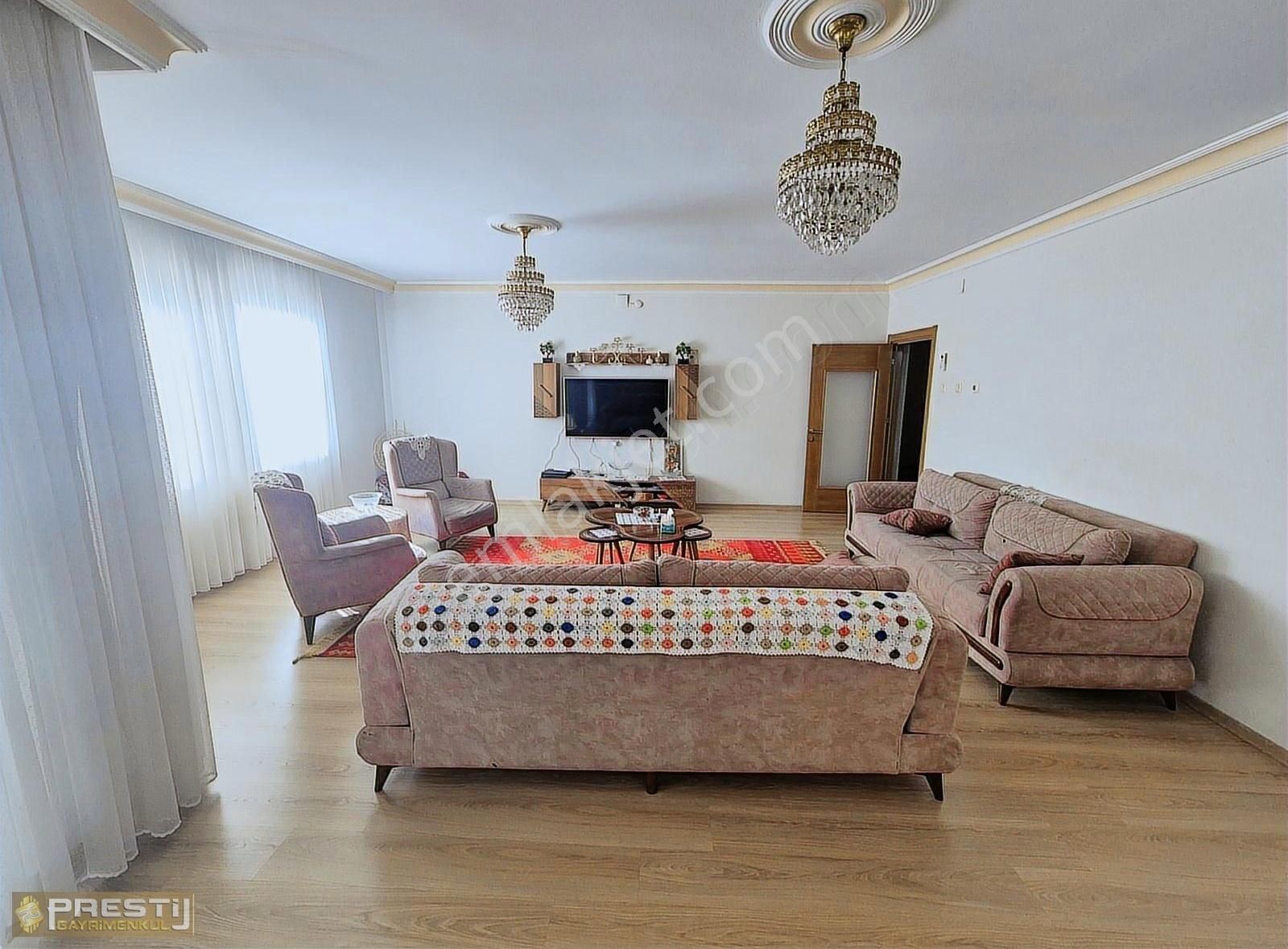 Prestijden Aydınlıkevler'de Cadde Üzeri Geniş Tertemiz 3+1 Daire