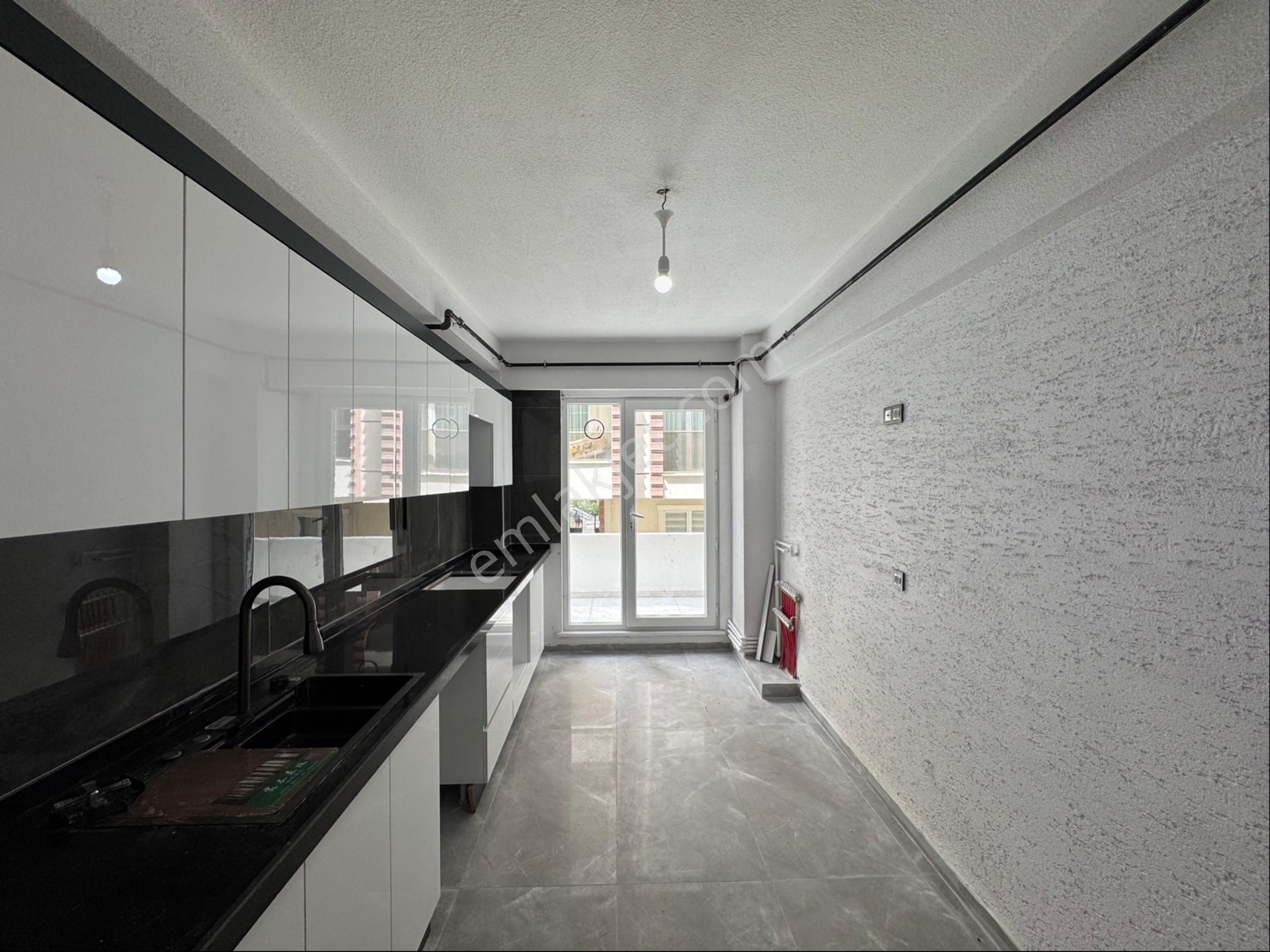 Ze-max^tan Tepede Lüks Sıfır İskanlı K.otopark 3+1 170 M2 Daire