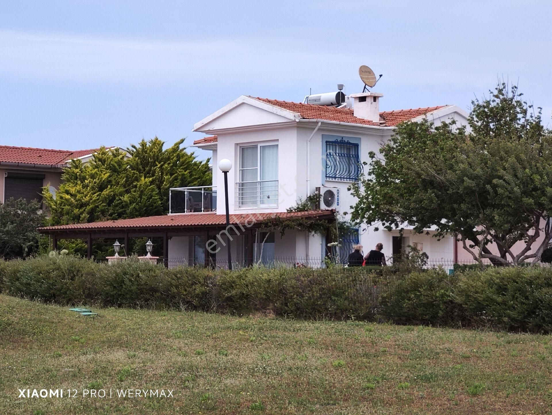 Çeşme Dalyan'da Denize Sıfır Havuzlu Site İçerisinde Sezonluk Kiralık 3+1 Villa